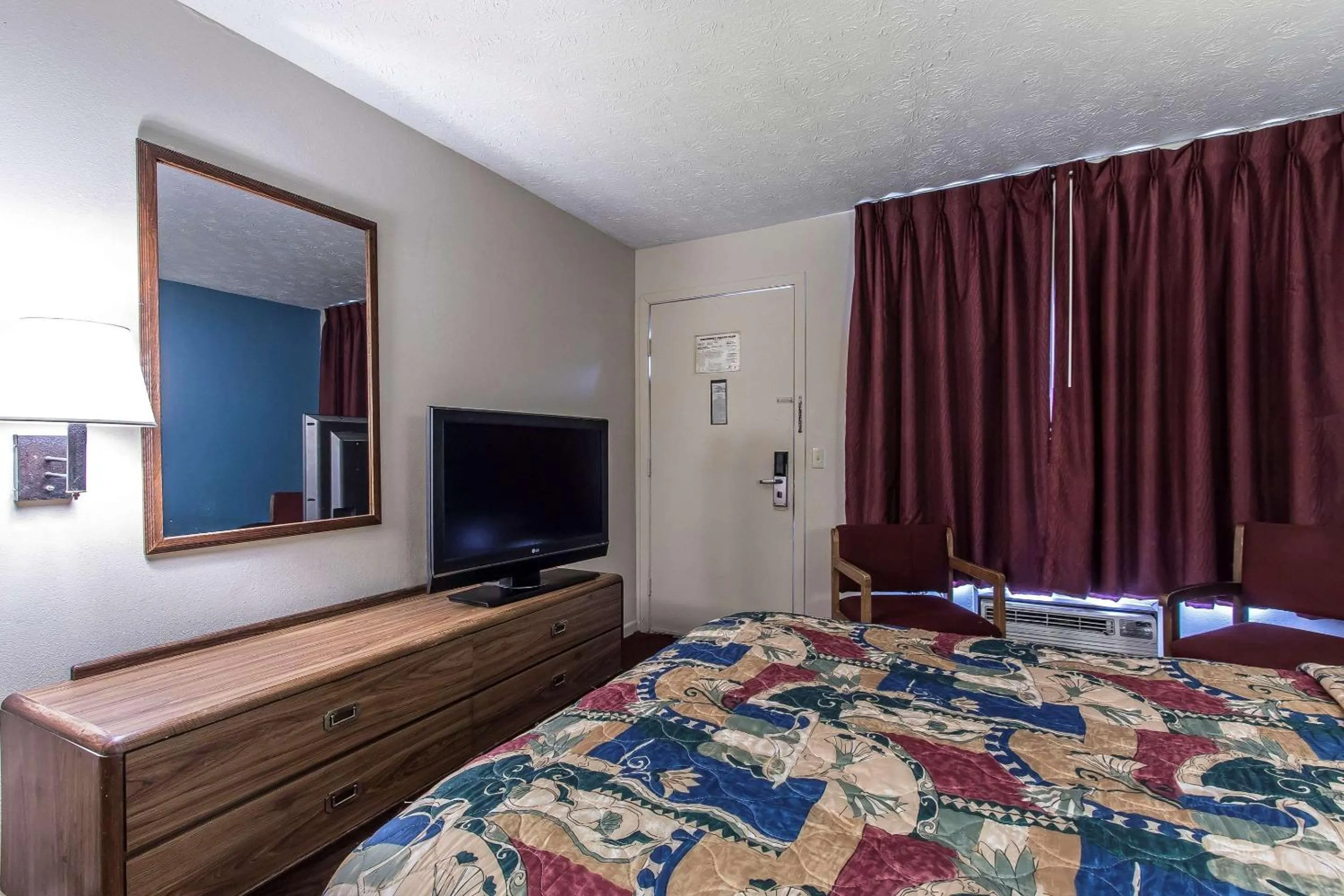 Photo of the whole room, Bed in Rodeway Inn Jackson Northwest