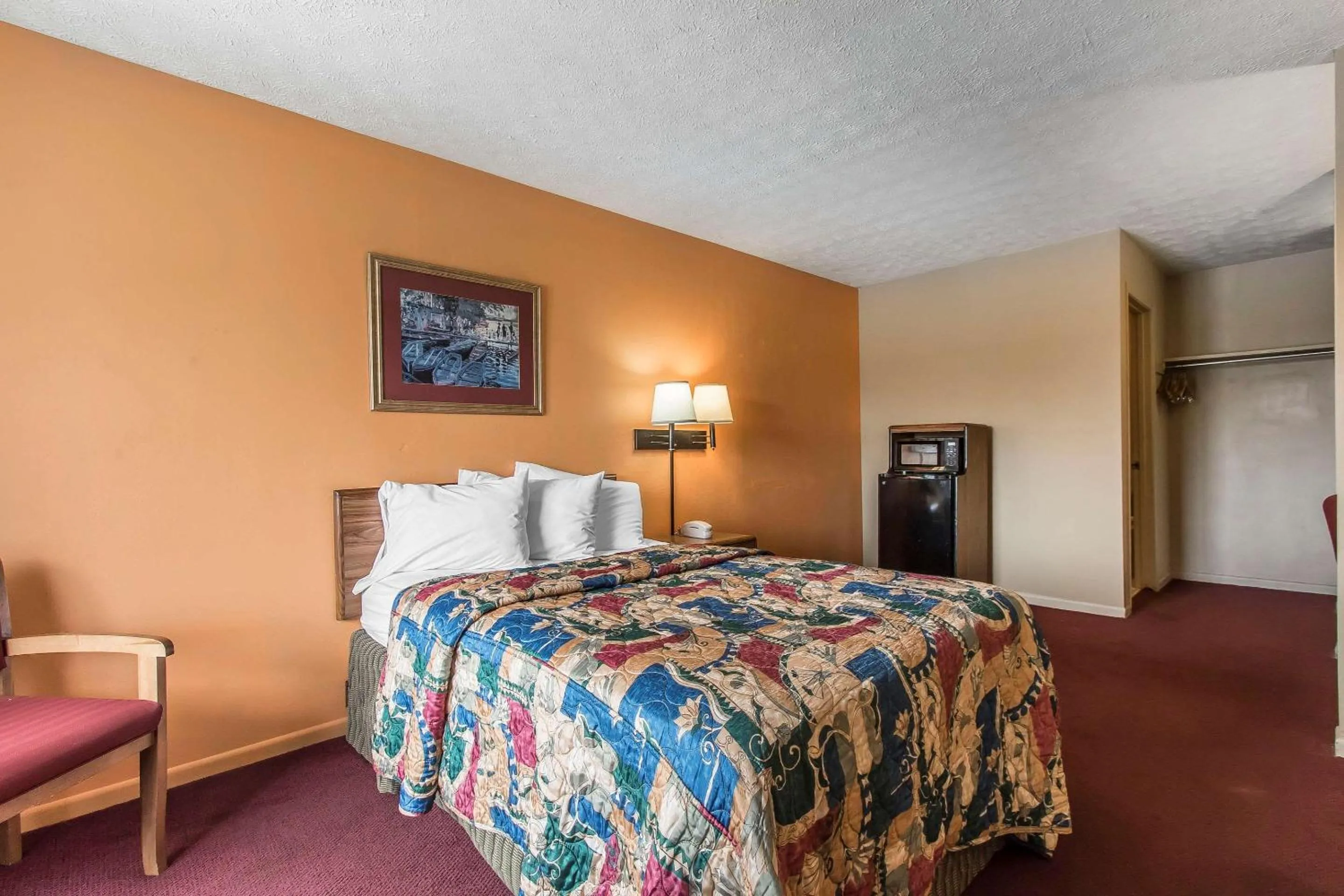 Photo of the whole room, Bed in Rodeway Inn Jackson Northwest