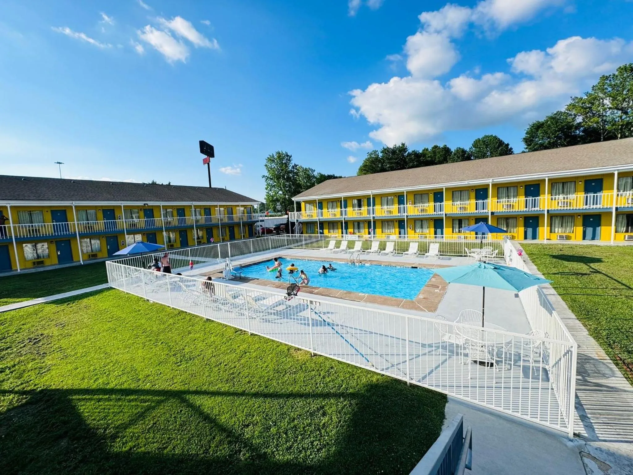Property building in Rodeway Inn Jackson Northwest