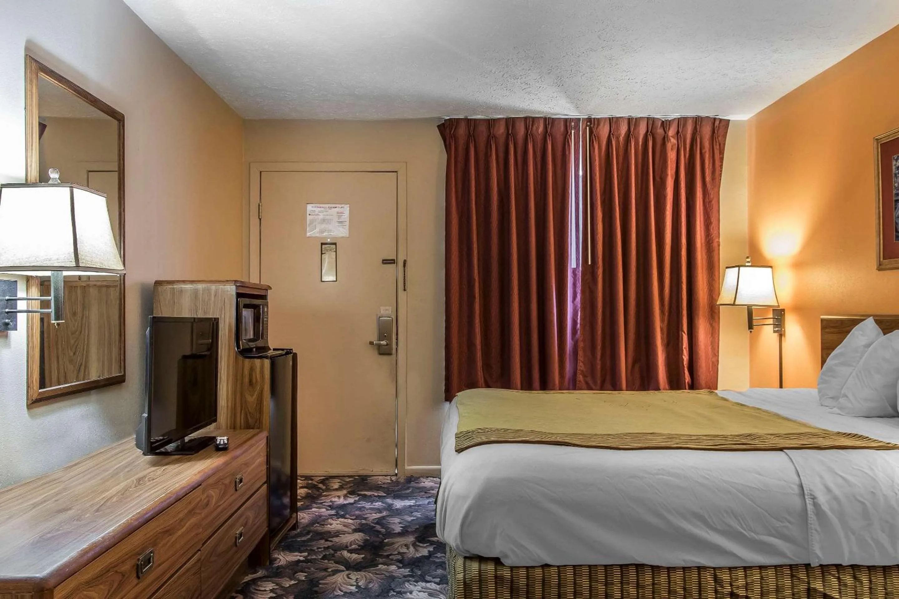 Photo of the whole room, Bed in Rodeway Inn Jackson Northwest