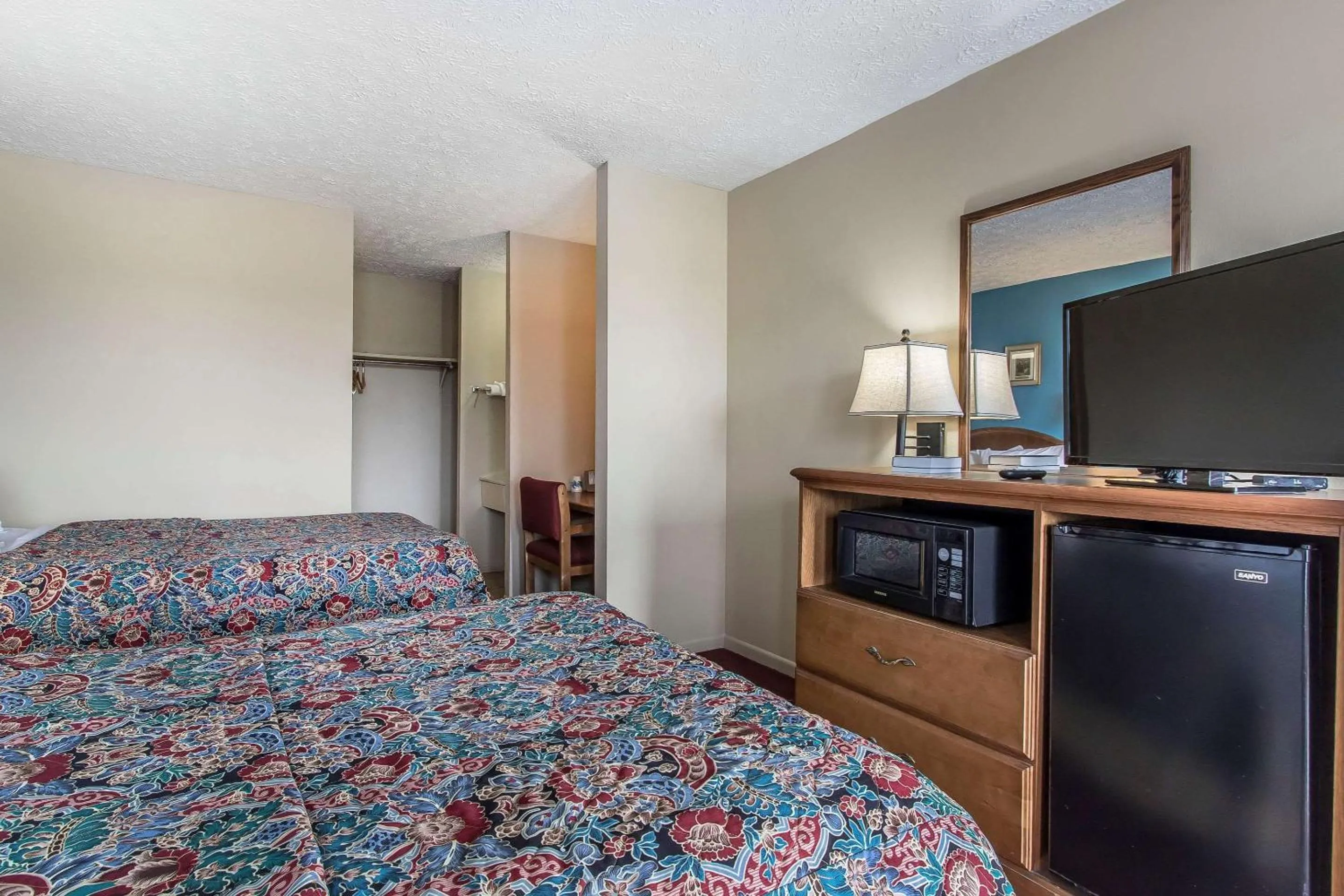 Photo of the whole room, Bed in Rodeway Inn Jackson Northwest