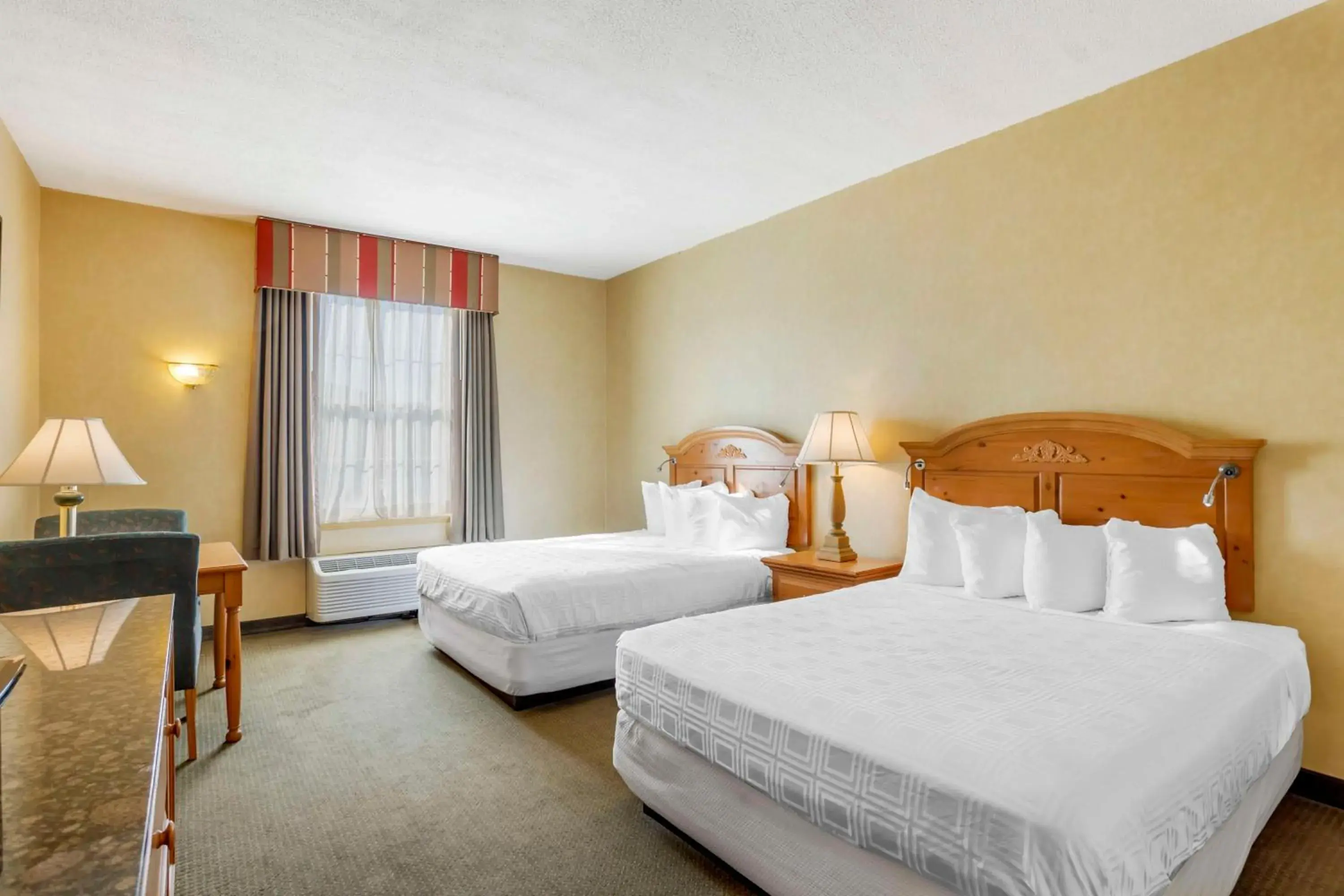 Queen Room with Two Queen Beds and Bathtub - Disability Access/Non-Smoking in Best Western PLUS Revere Inn & Suites Queen Room with Two Queen Beds and Bathtub - Disability Access/Non-Smoking in Best Western PLUS Revere Inn & Suites