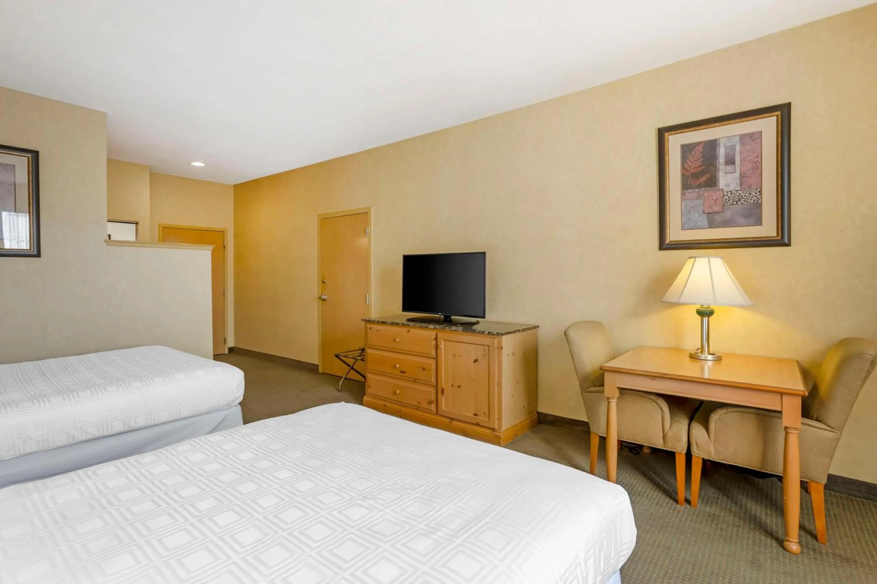 Bedroom, Bed in Best Western PLUS Revere Inn & Suites