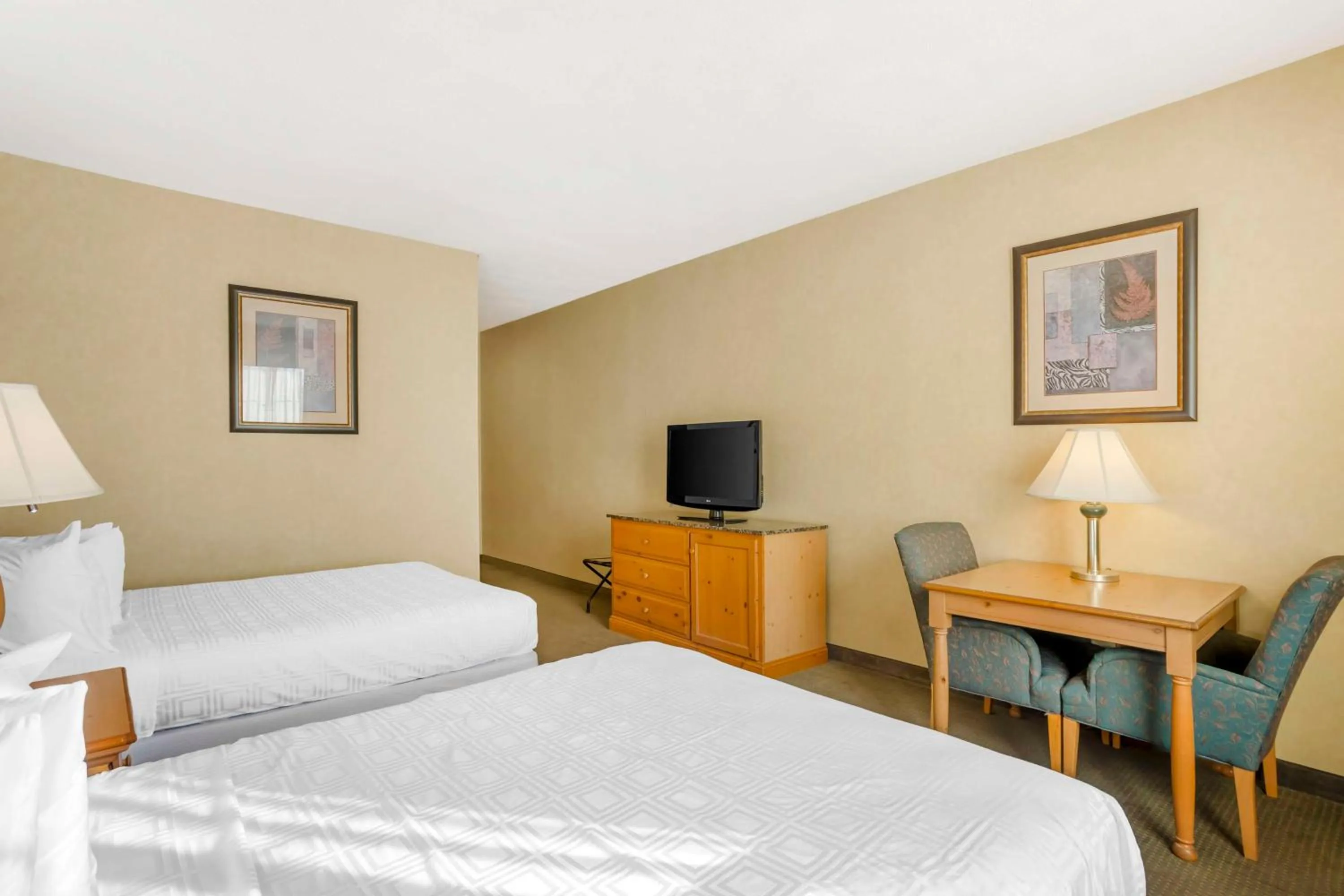 Bedroom, Bed in Best Western PLUS Revere Inn & Suites