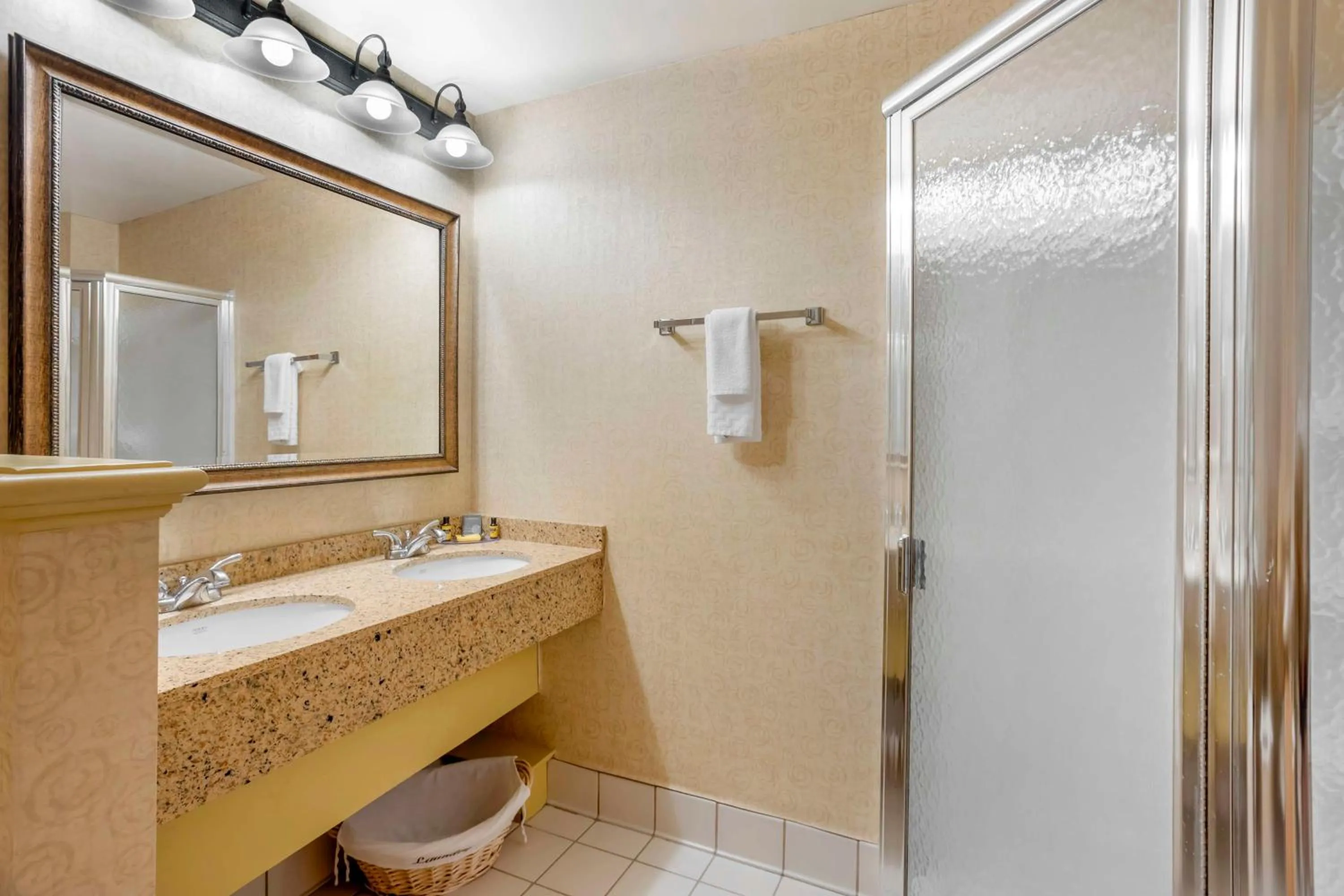 Bathroom in Best Western PLUS Revere Inn & Suites