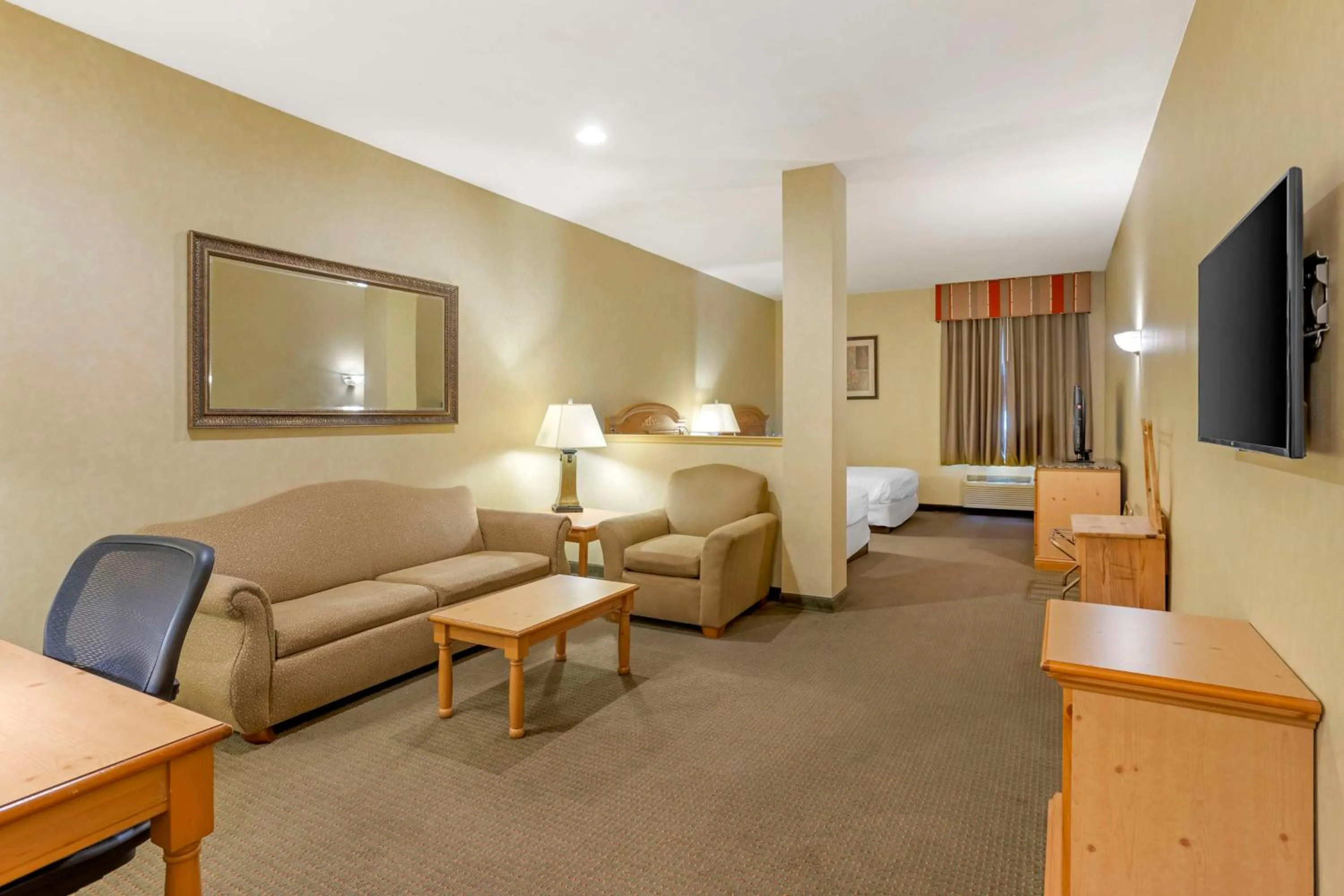 Photo of the whole room, Bed in Best Western PLUS Revere Inn & Suites