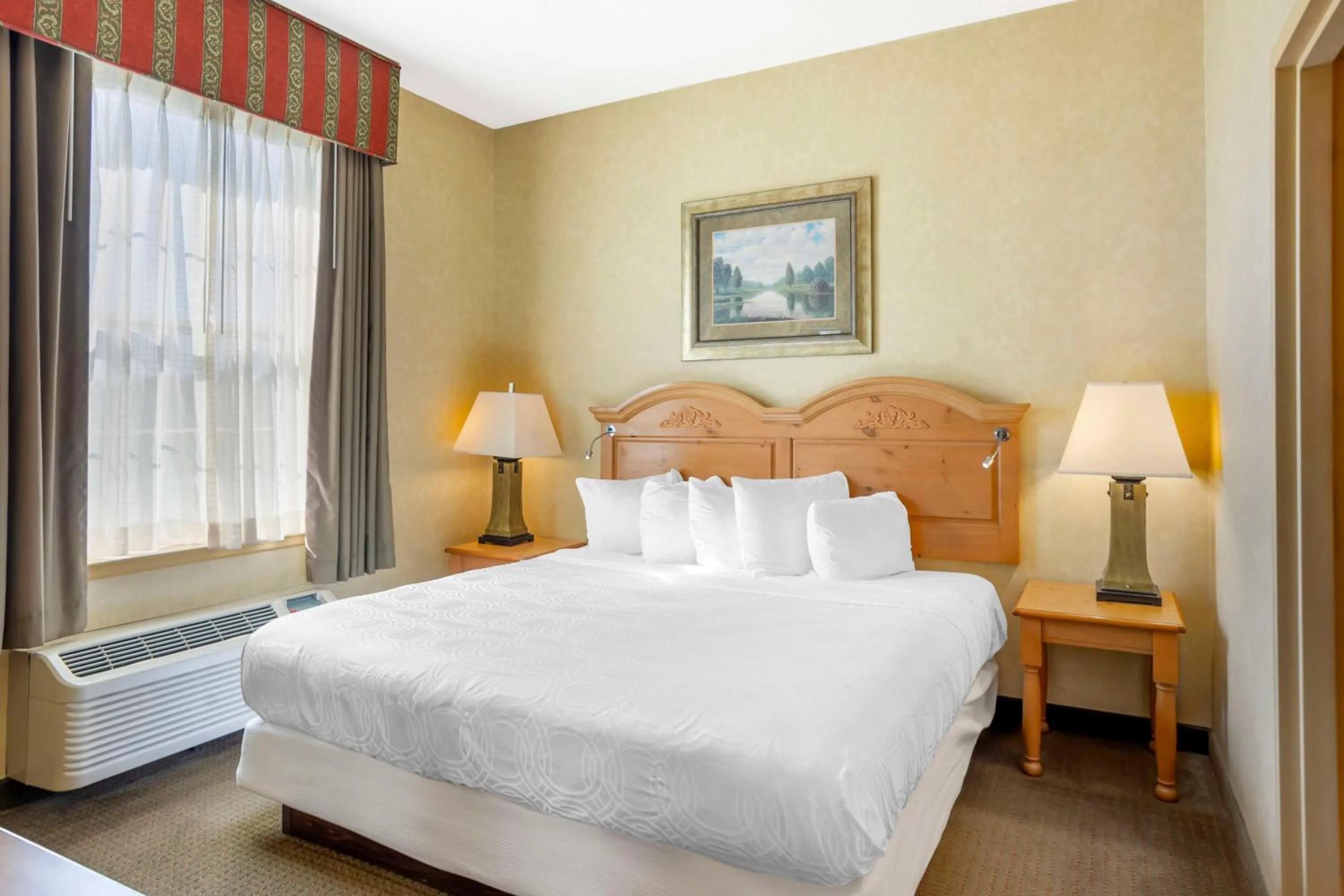 Photo of the whole room, Bed in Best Western PLUS Revere Inn & Suites