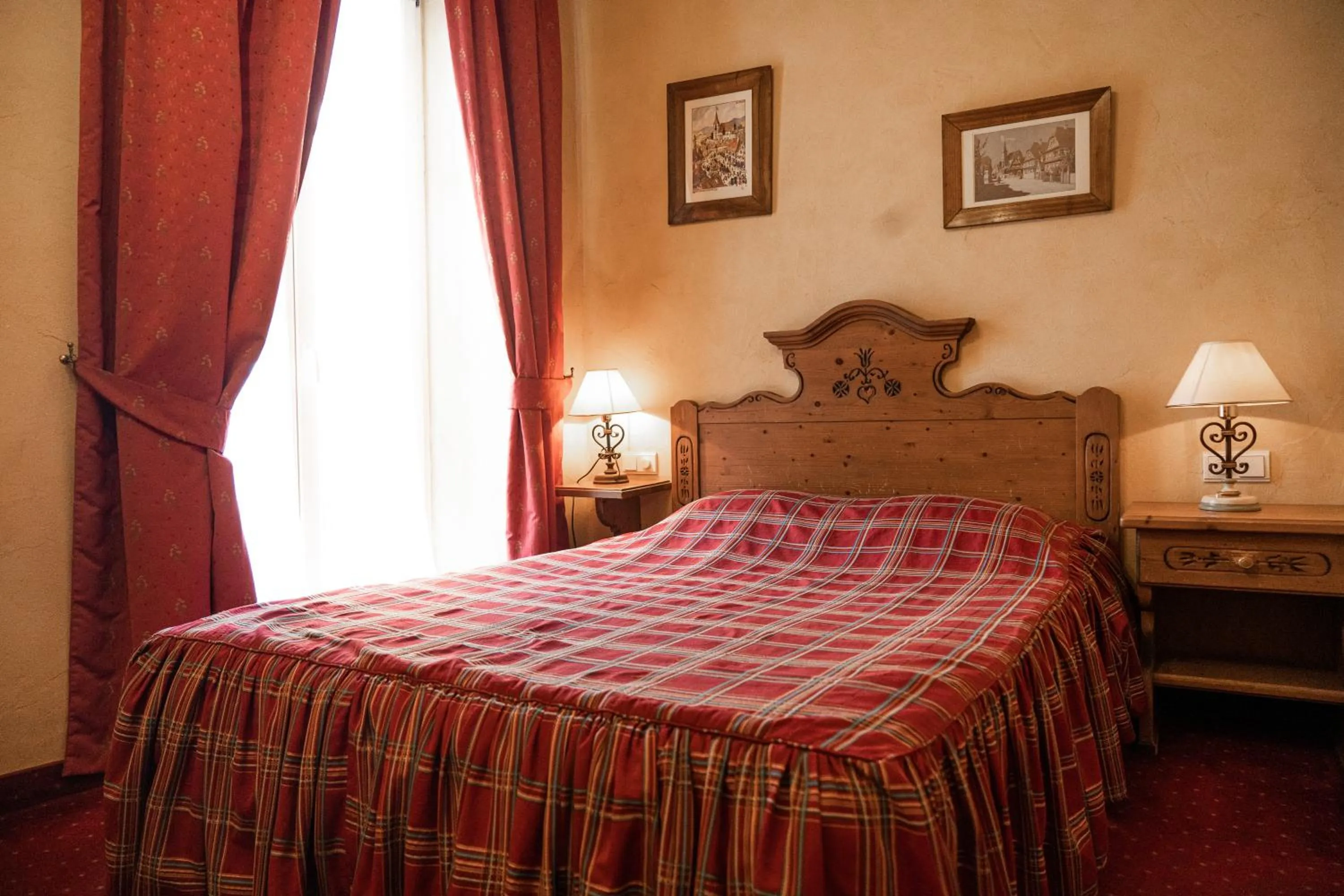 Photo of the whole room, Bed in Hotel Saint-Martin