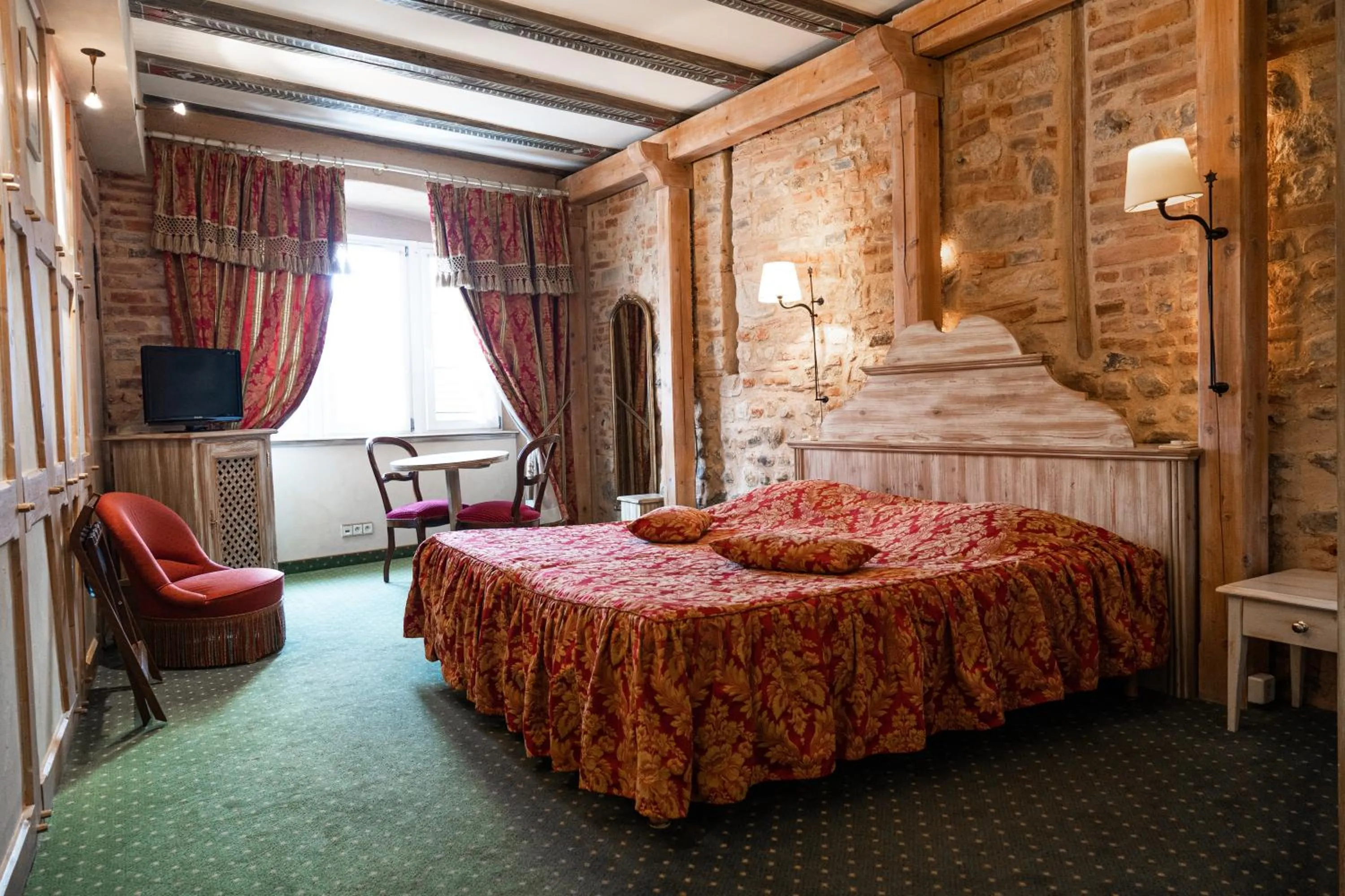 Photo of the whole room, Bed in Hotel Saint-Martin