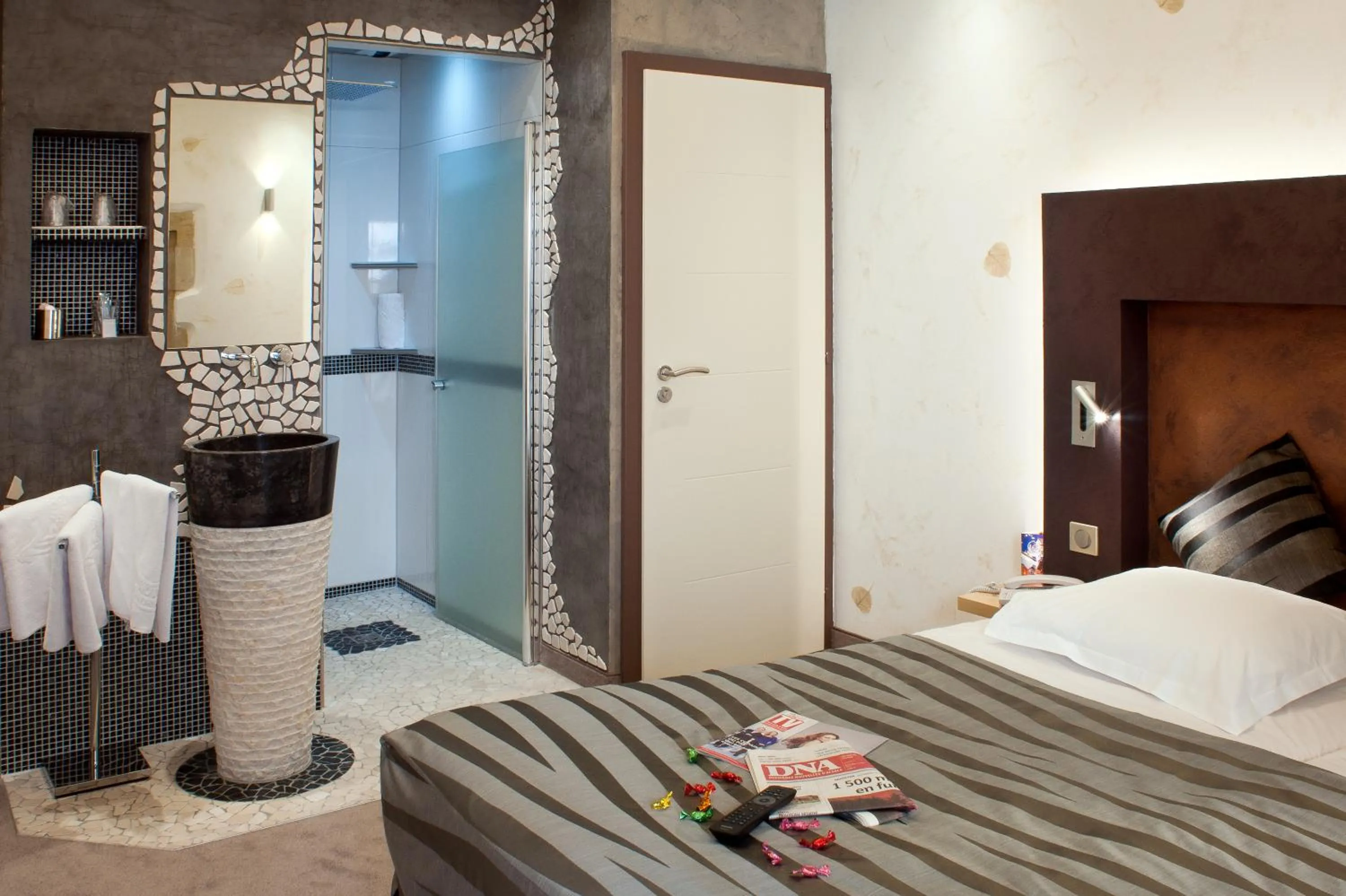 Shower, Bed in Hotel Saint-Martin