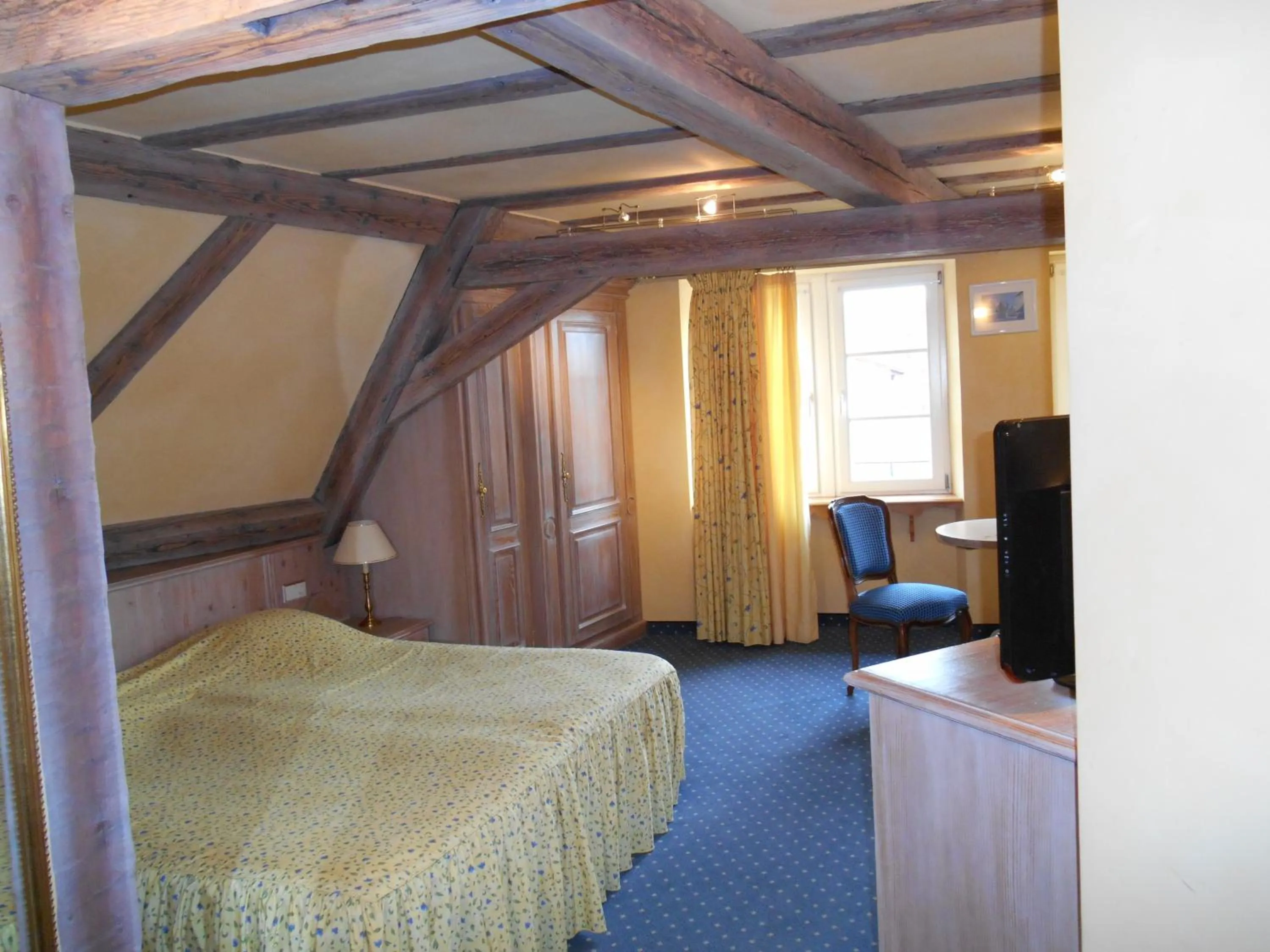 Photo of the whole room, Bed in Hotel Saint-Martin