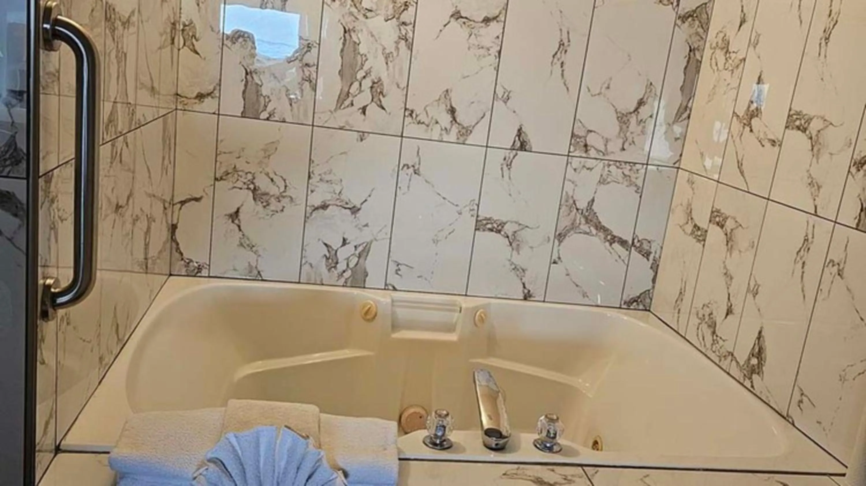 Hot Tub in Lighthouse Suites Inn