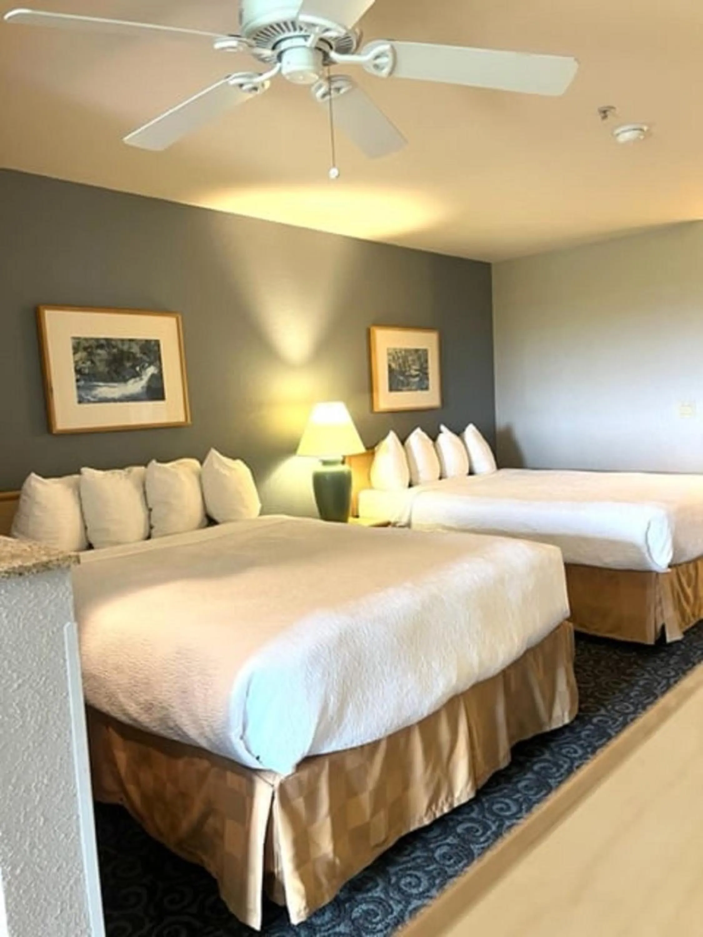 Bed in Lighthouse Suites Inn