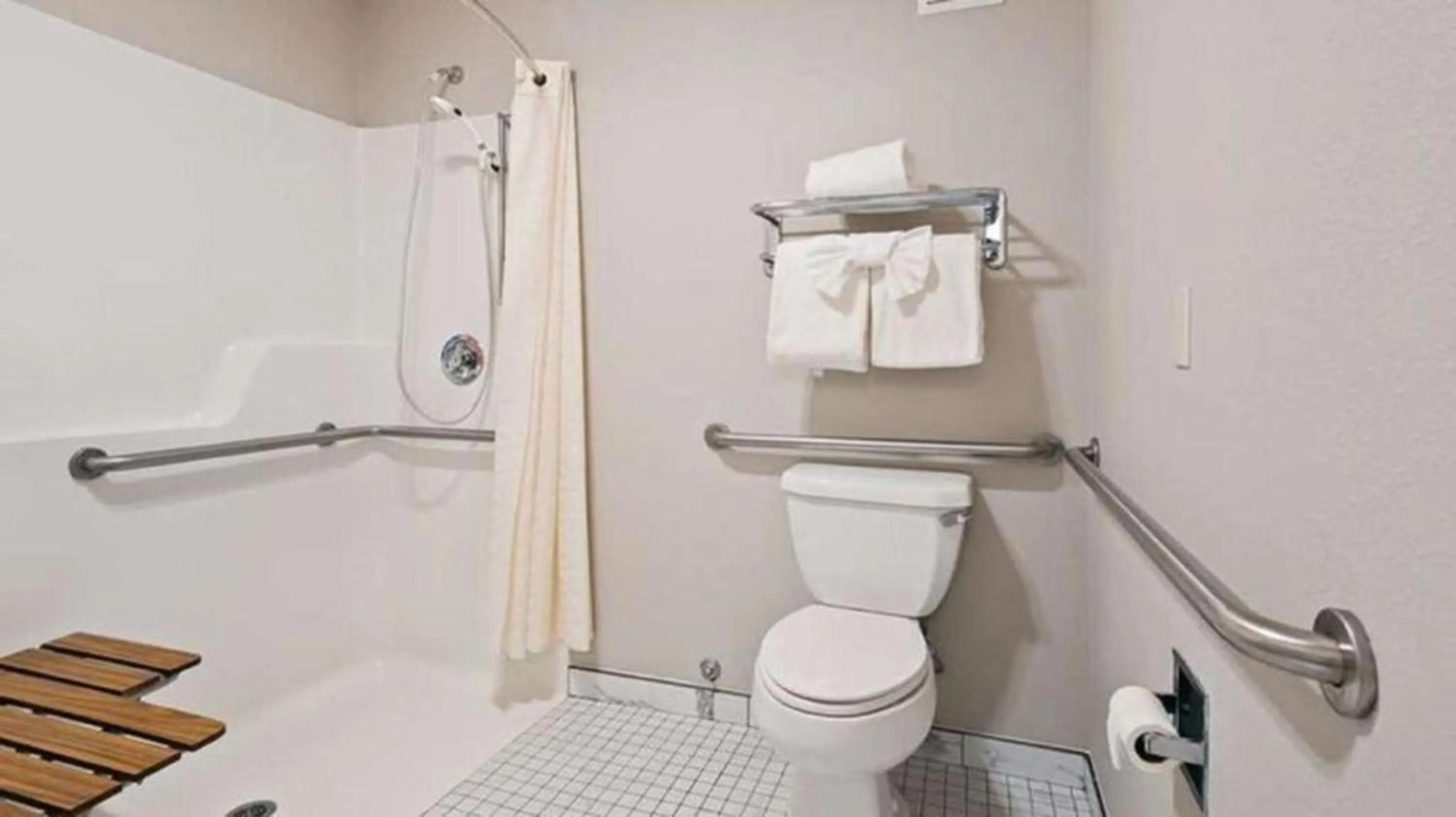 Bathroom in Lighthouse Suites Inn