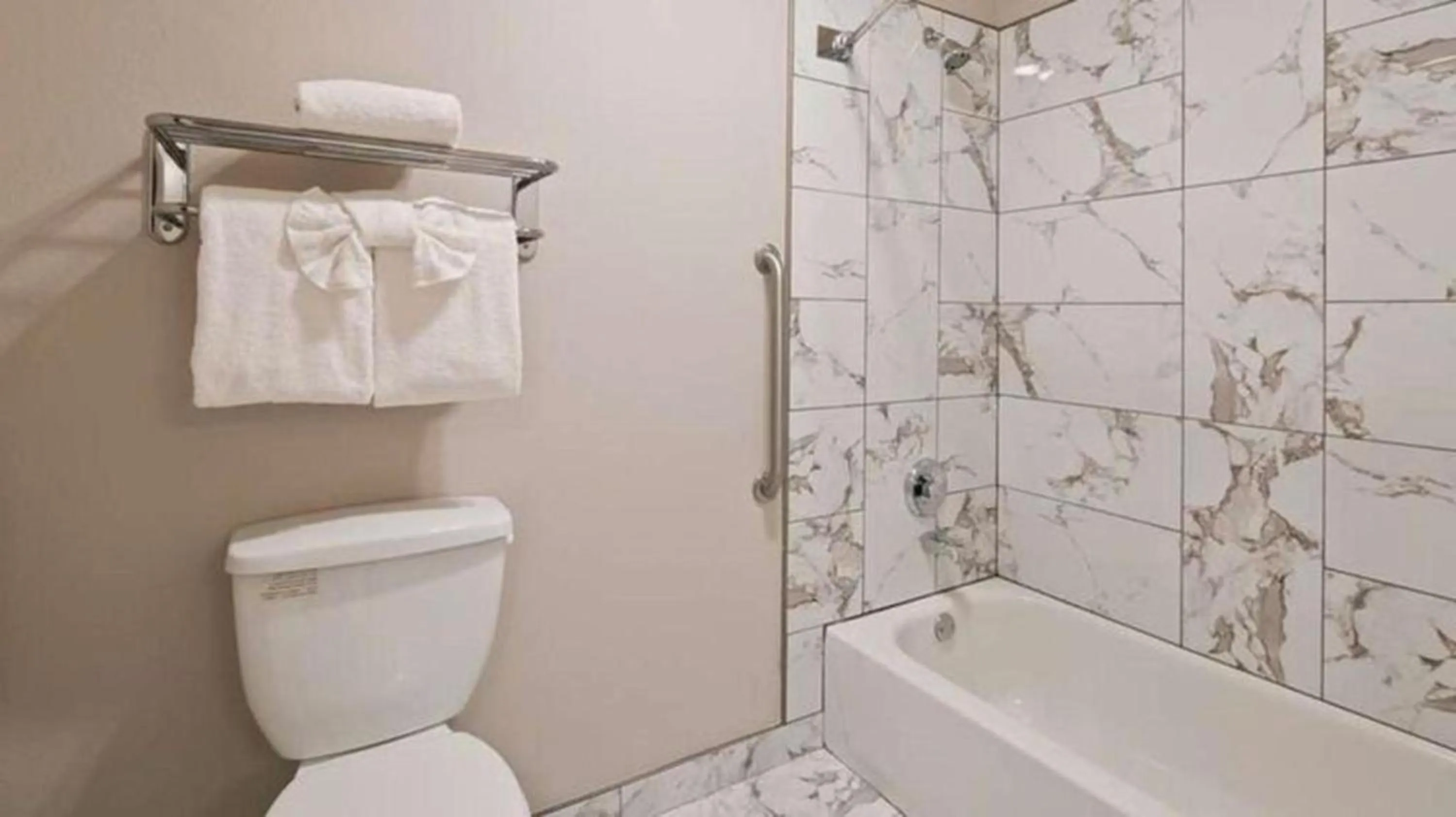 Bathroom in Lighthouse Suites Inn