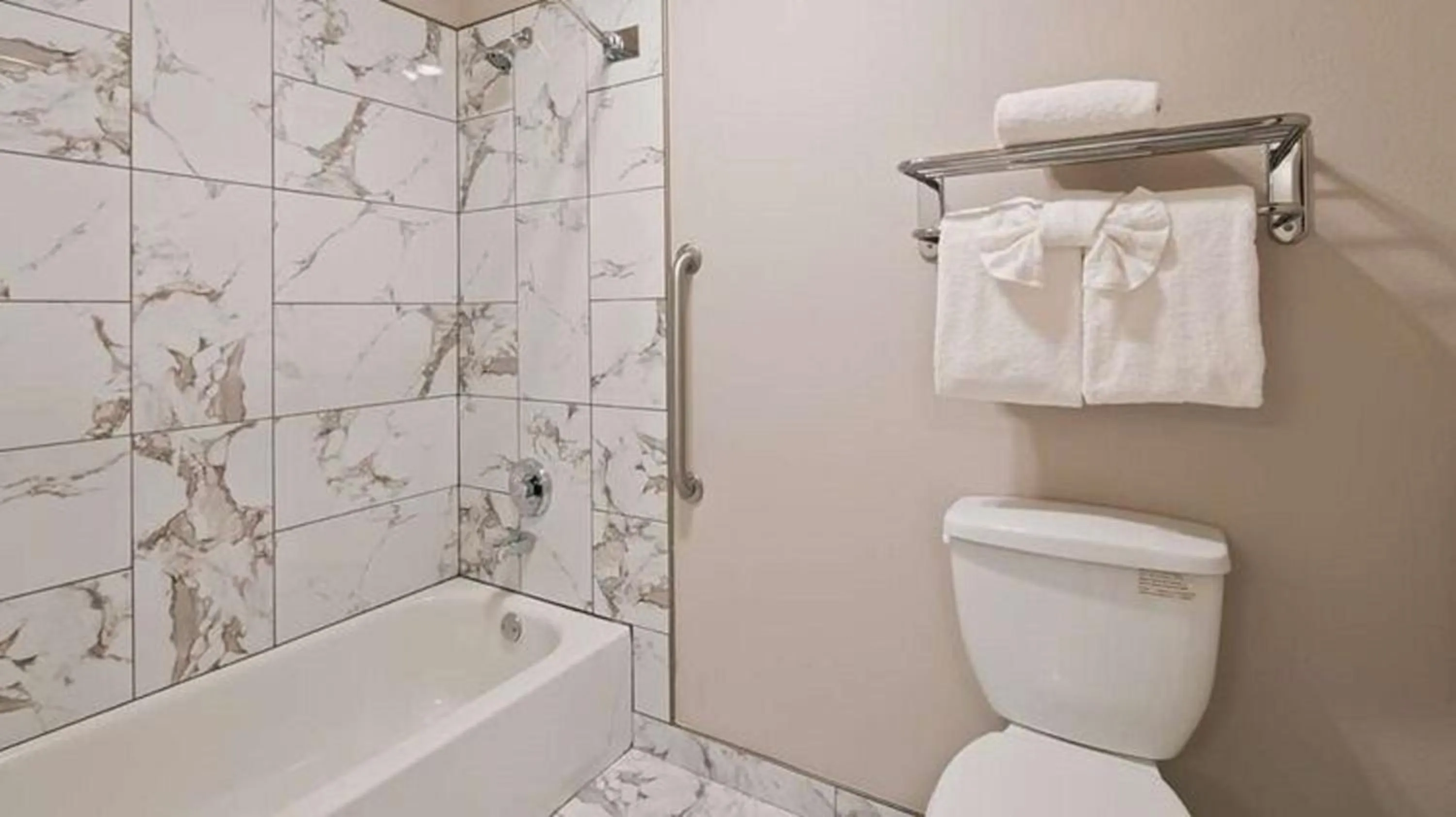 Bathroom in Lighthouse Suites Inn