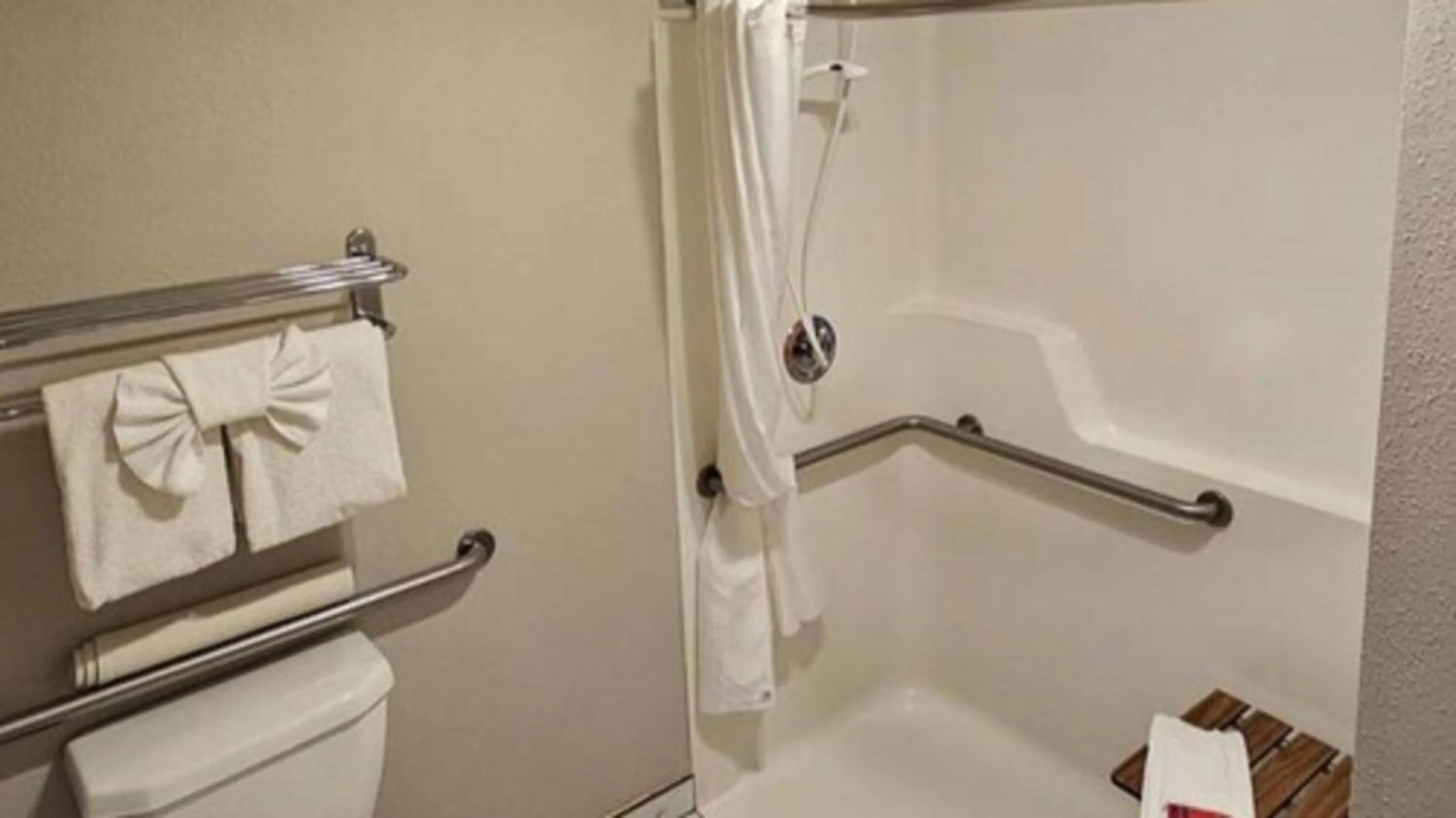 Bathroom in Lighthouse Suites Inn