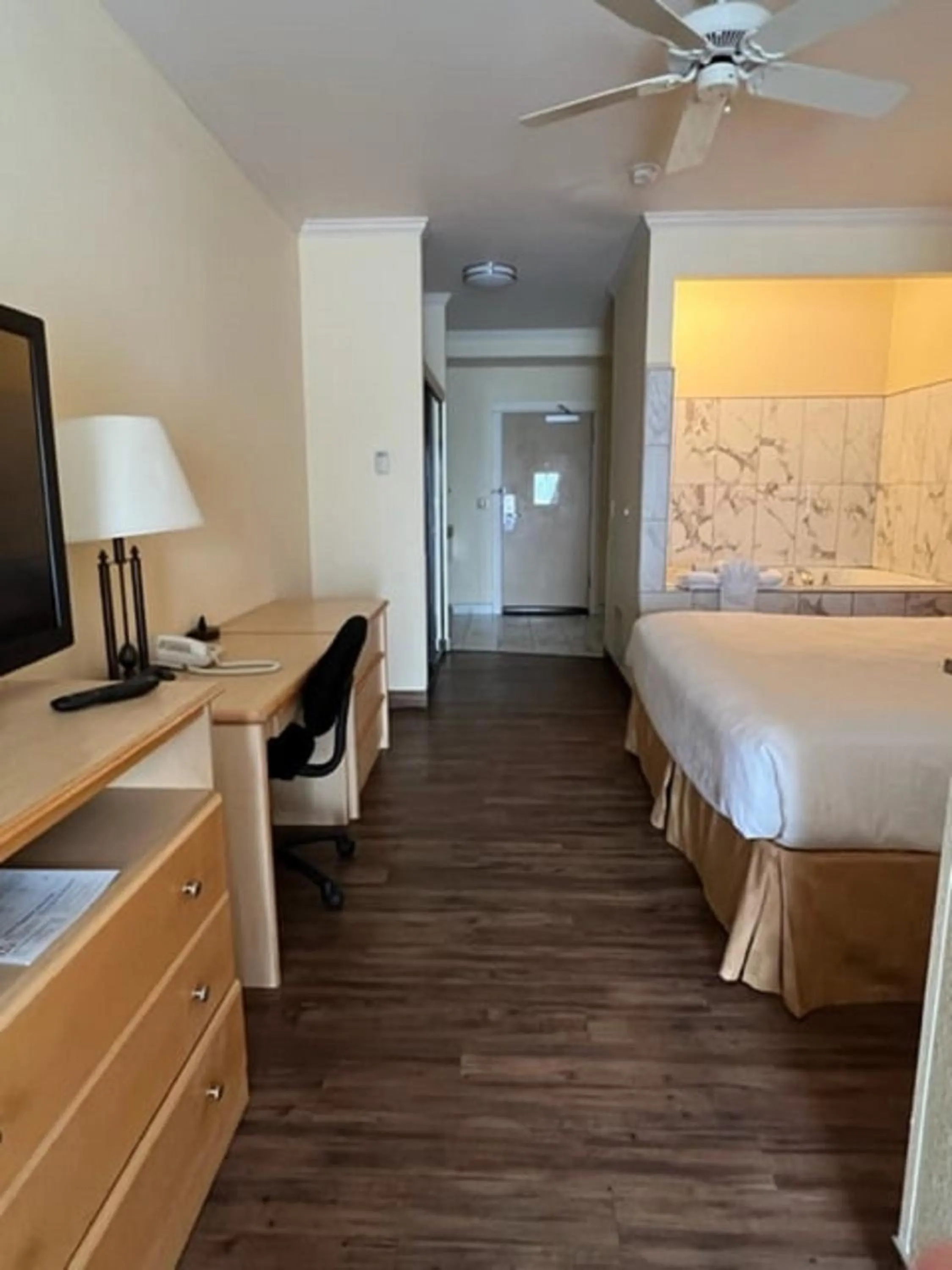 Bed in Lighthouse Suites Inn