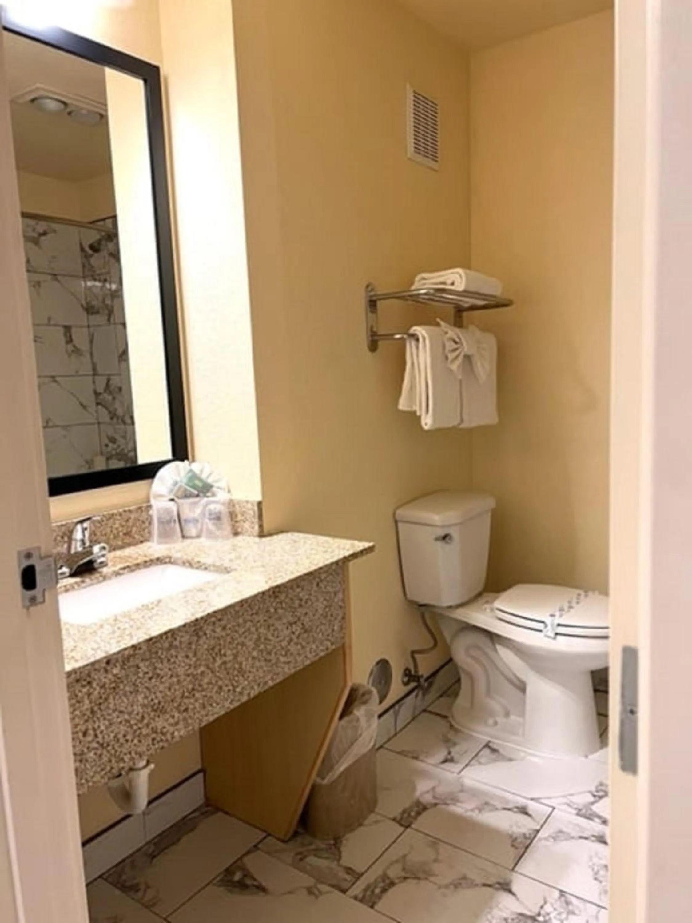 Bathroom in Lighthouse Suites Inn