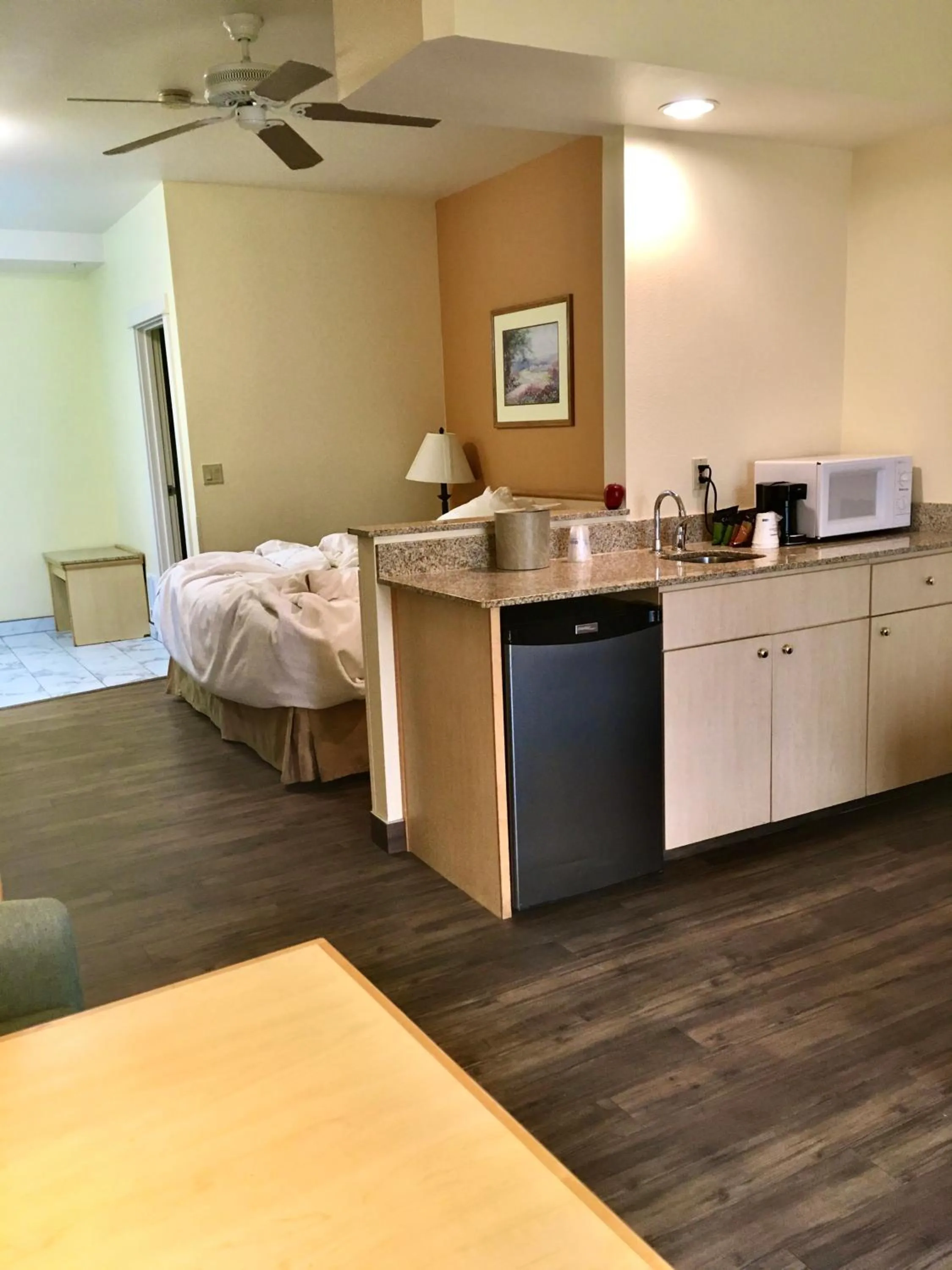 Bed in Lighthouse Suites Inn