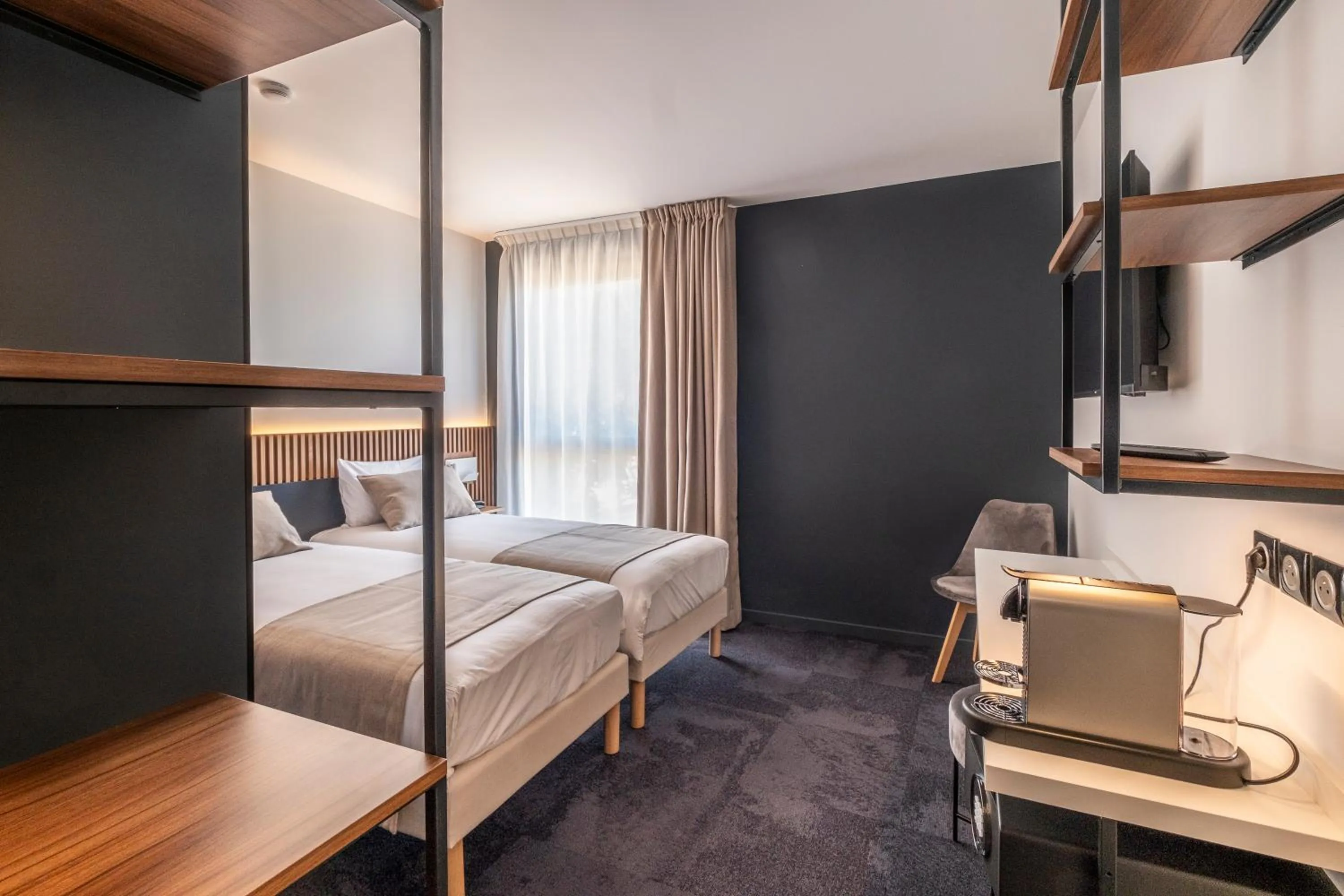 Photo of the whole room, Bed in Hôtel Le Relais des Brasseurs - Aubagne