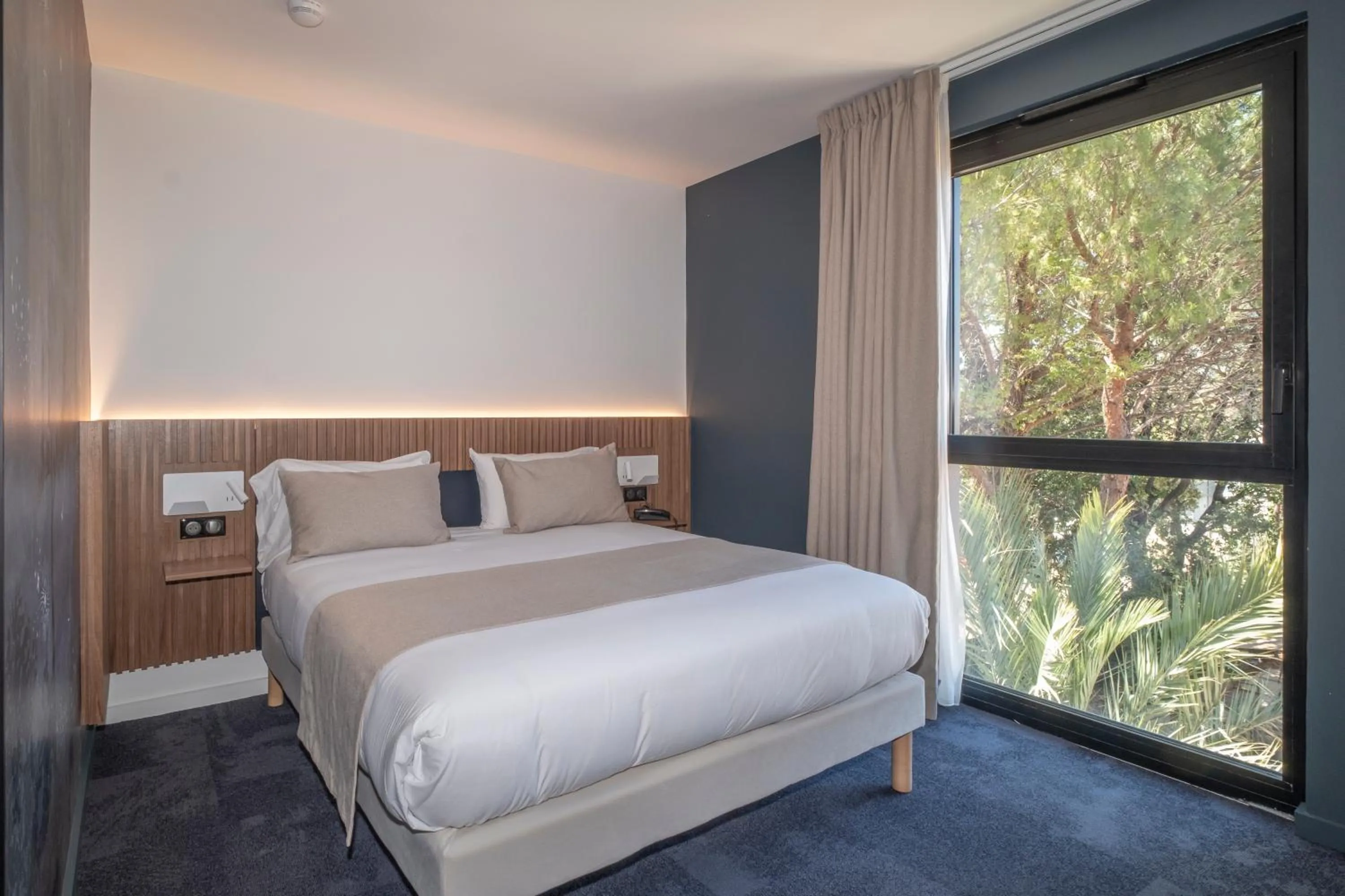 Bed in Hôtel Le Relais des Brasseurs - Aubagne