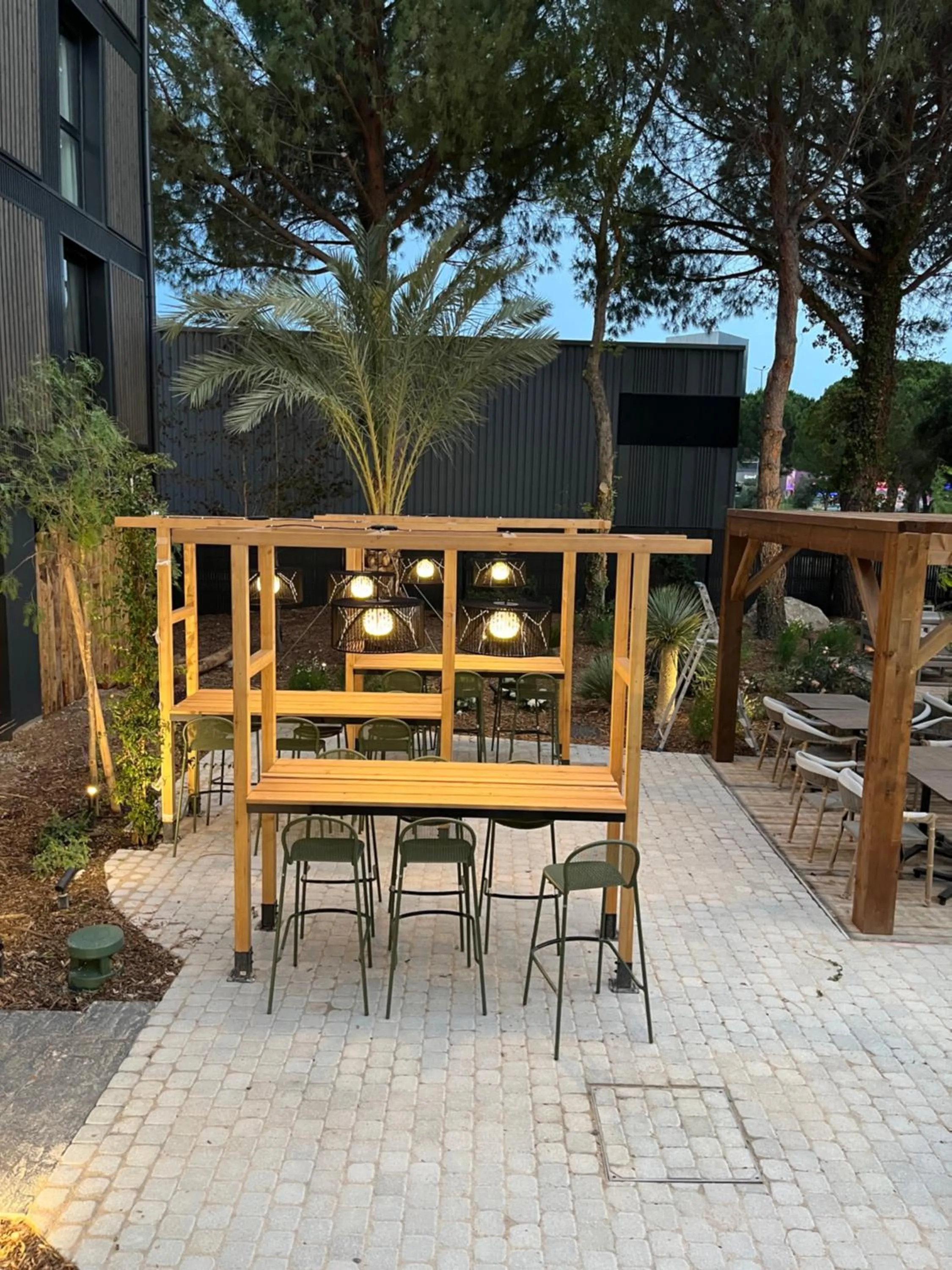 Patio in Hôtel Le Relais des Brasseurs - Aubagne