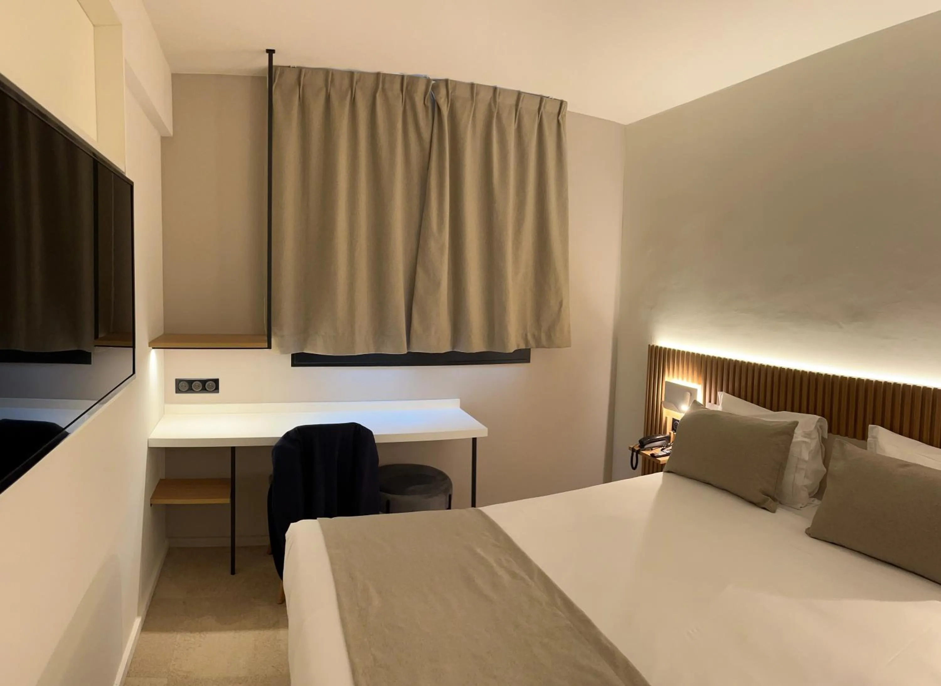 Photo of the whole room, Bed in Hôtel Le Relais des Brasseurs - Aubagne