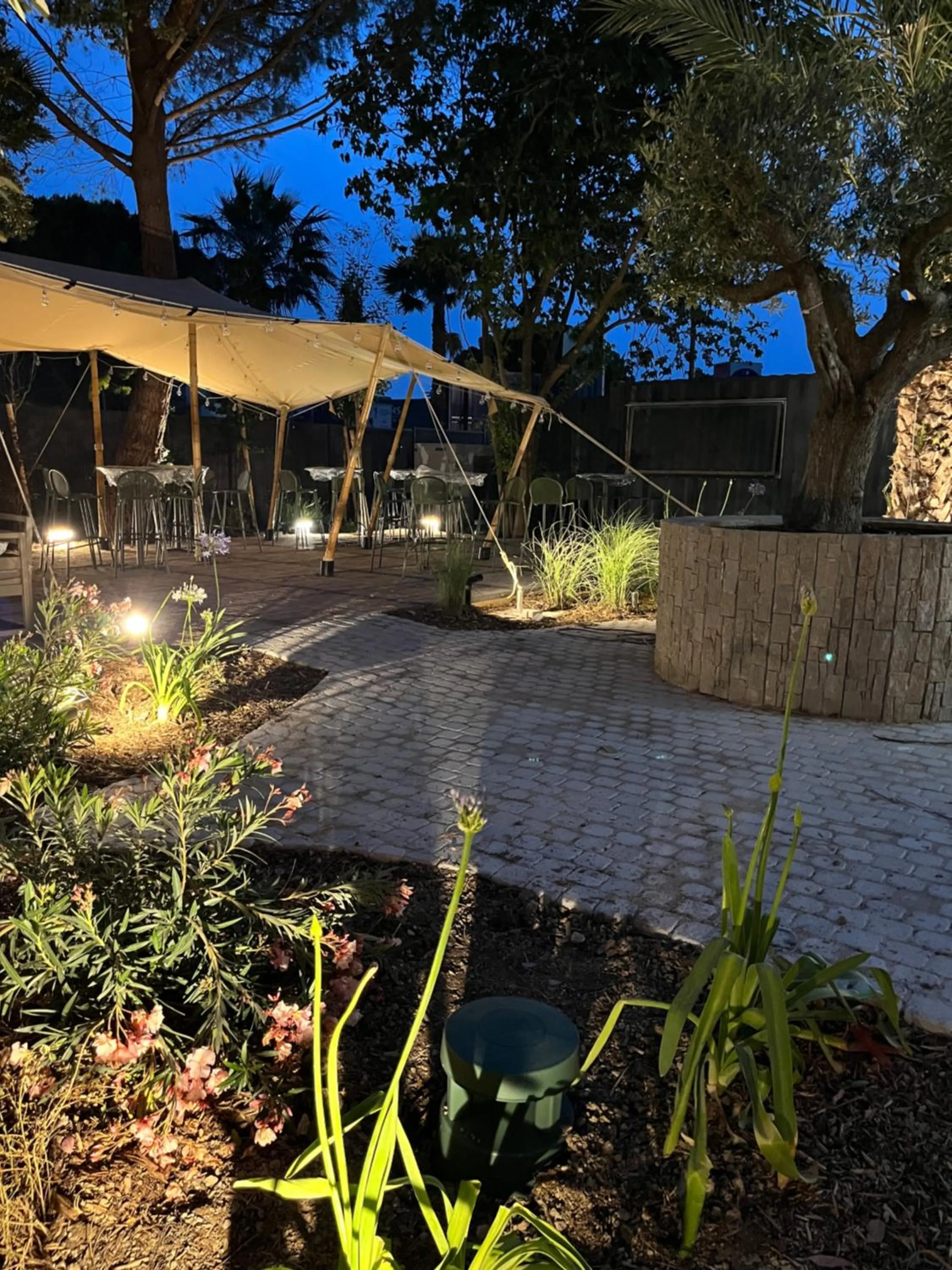 Garden in Hôtel Le Relais des Brasseurs - Aubagne