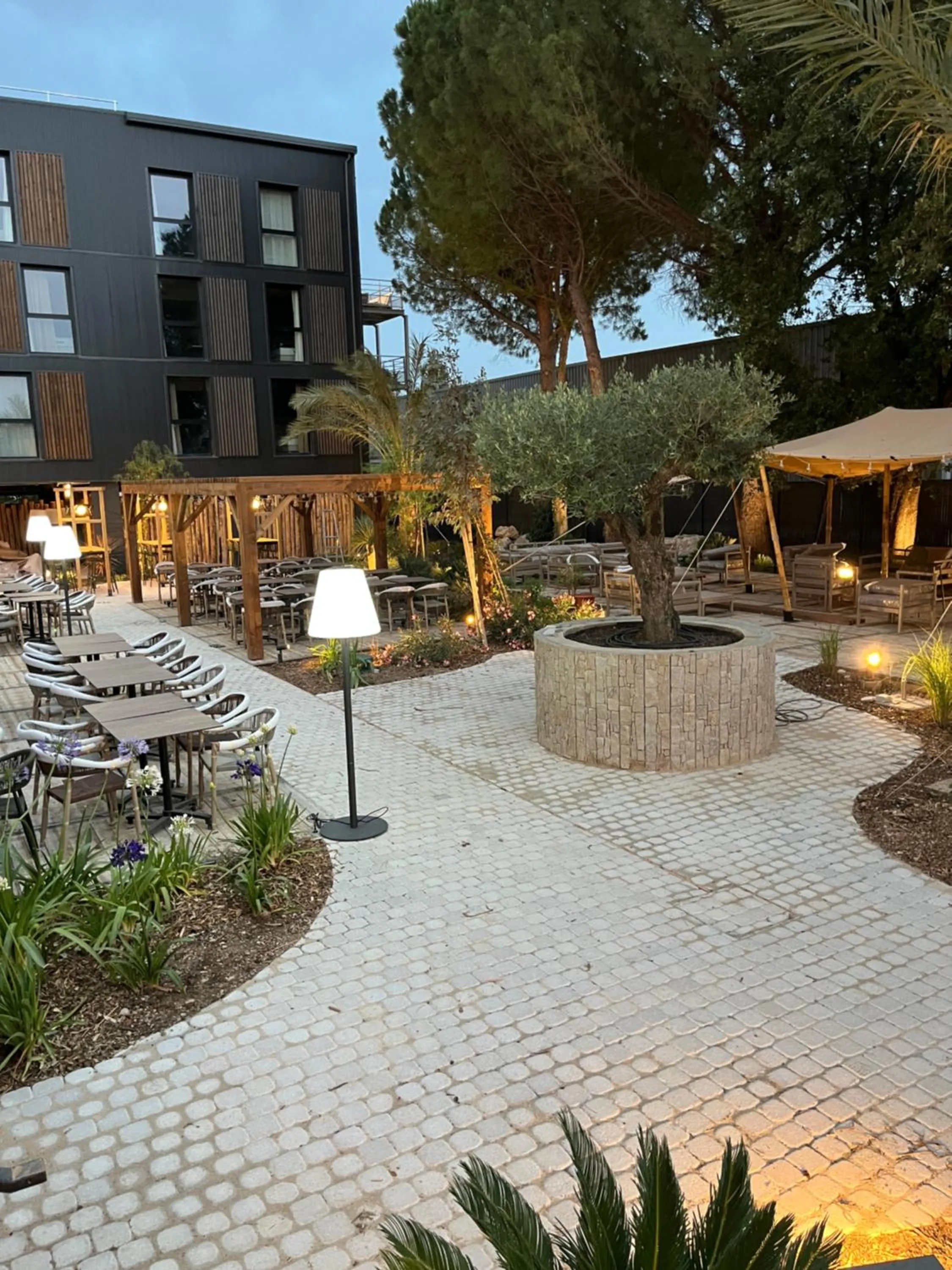 Garden in Hôtel Le Relais des Brasseurs - Aubagne