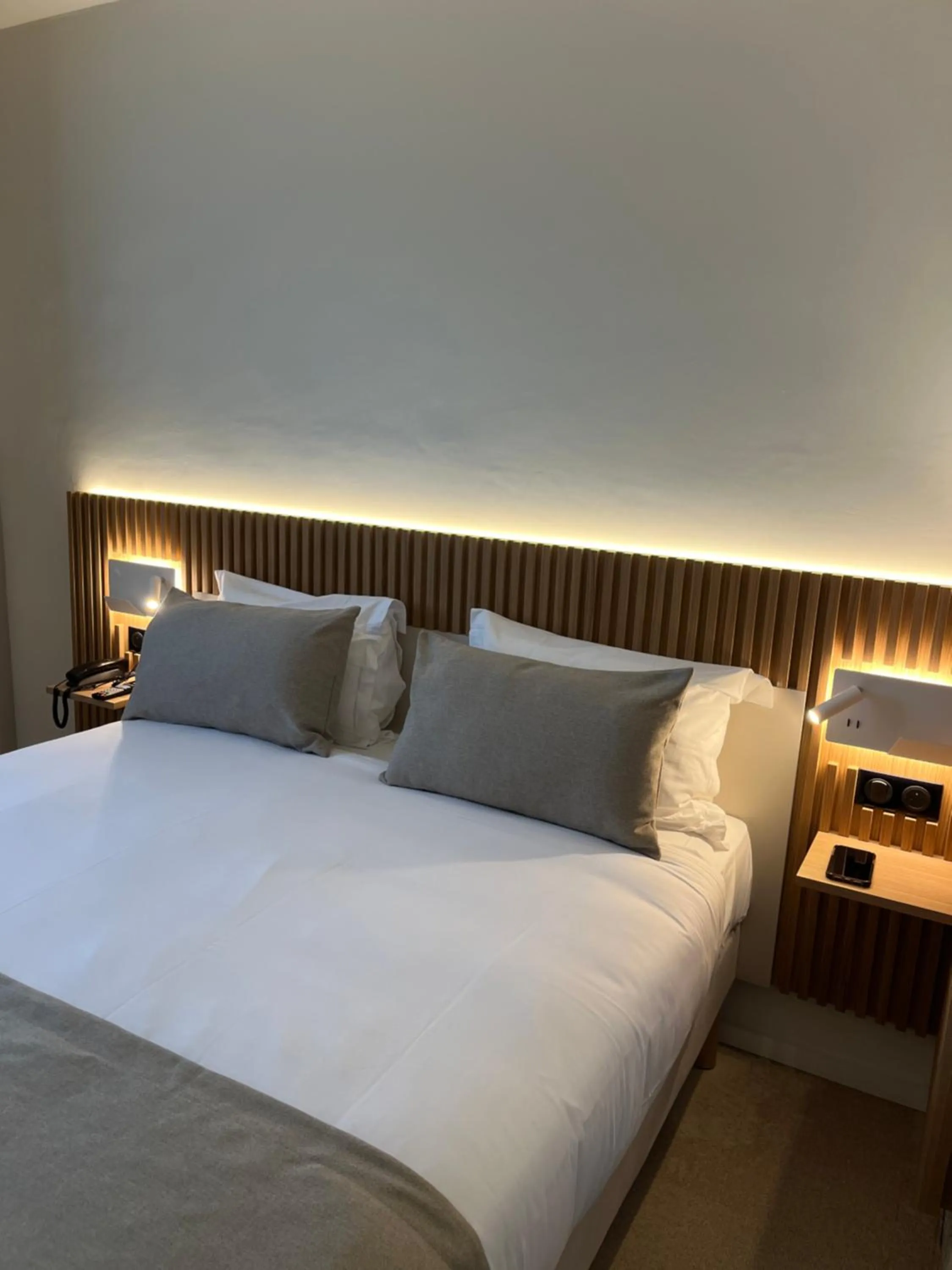 Bed in Hôtel Le Relais des Brasseurs - Aubagne