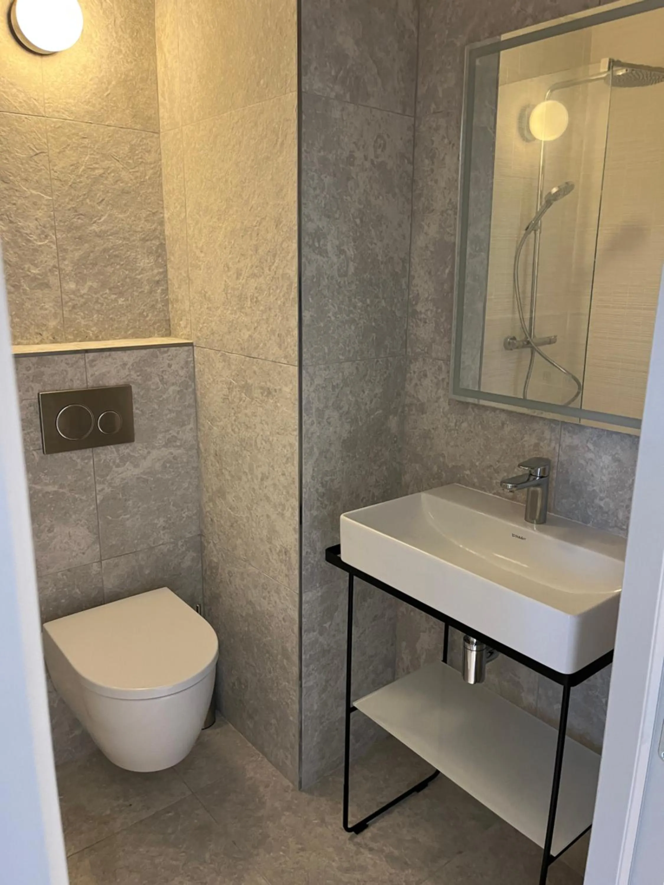 Toilet in Hôtel Le Relais des Brasseurs - Aubagne