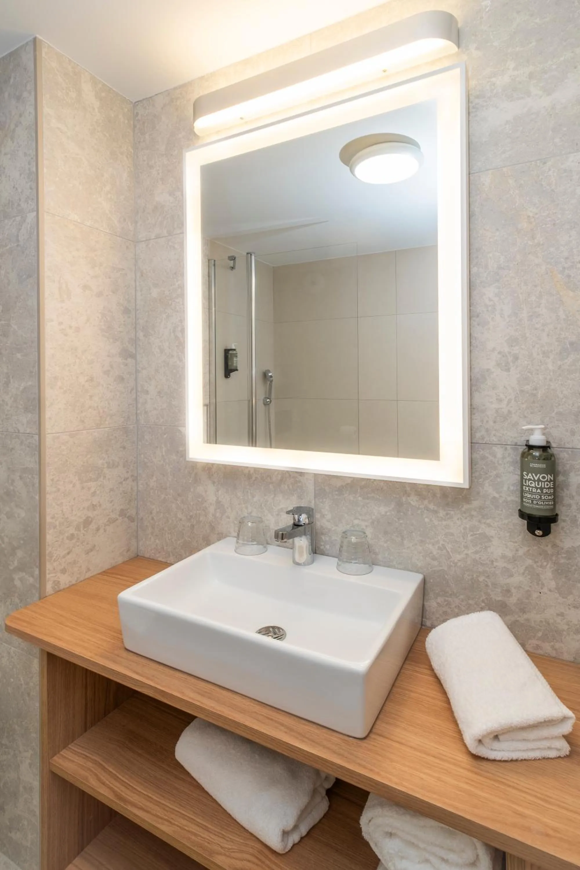 Bathroom in Hôtel Le Relais des Brasseurs - Aubagne