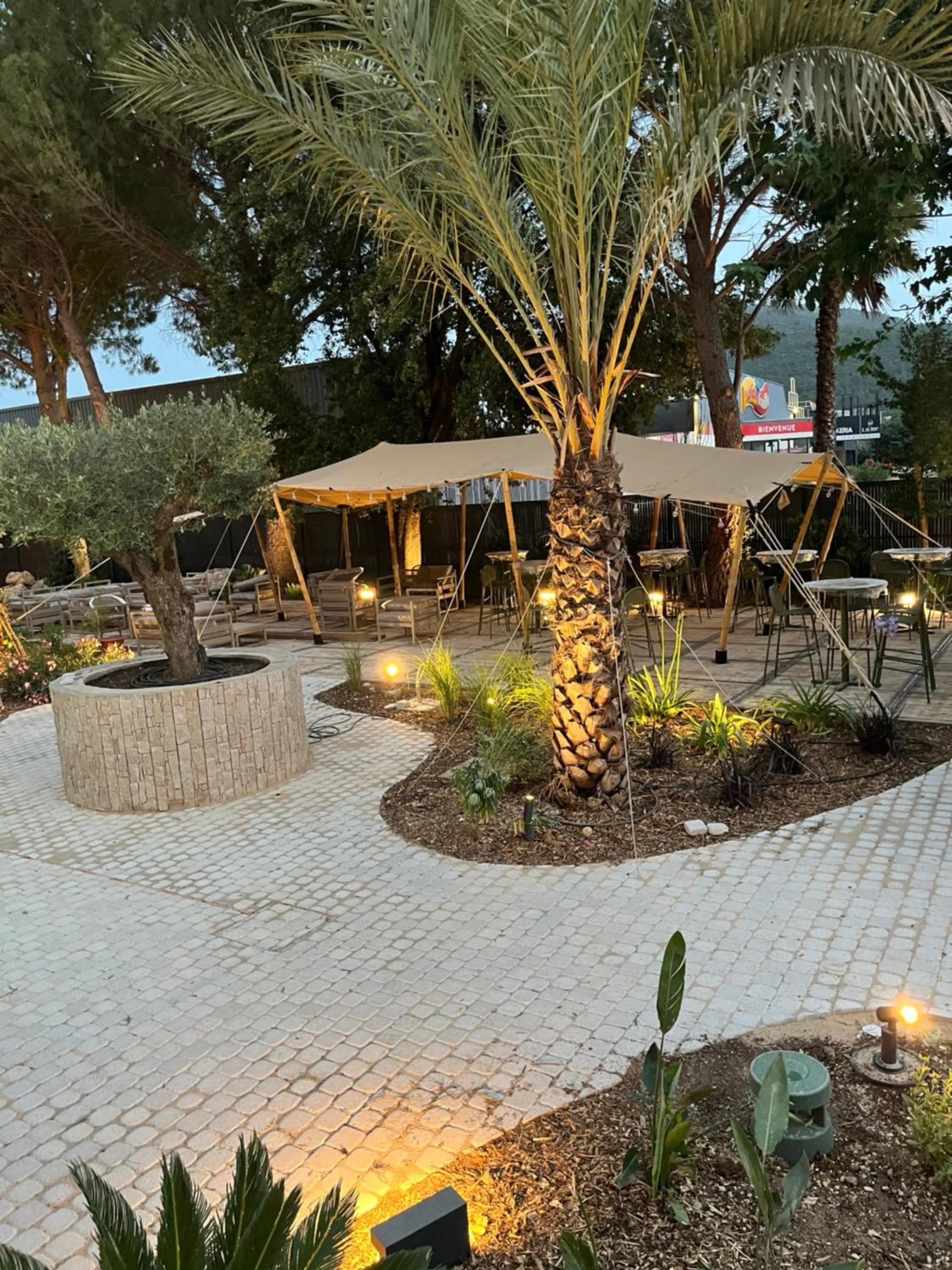 Patio in Hôtel Le Relais des Brasseurs - Aubagne