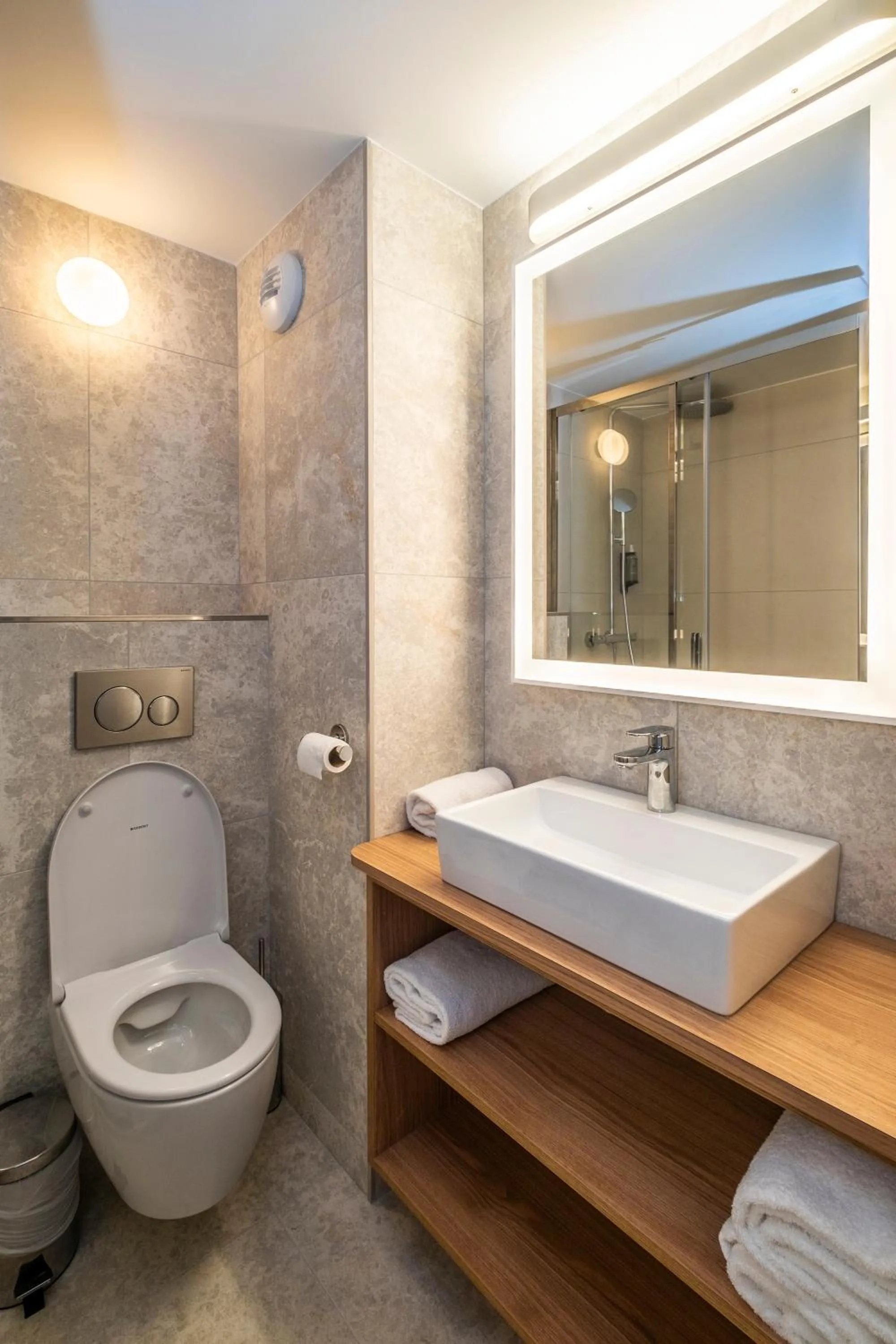 Toilet in Hôtel Le Relais des Brasseurs - Aubagne