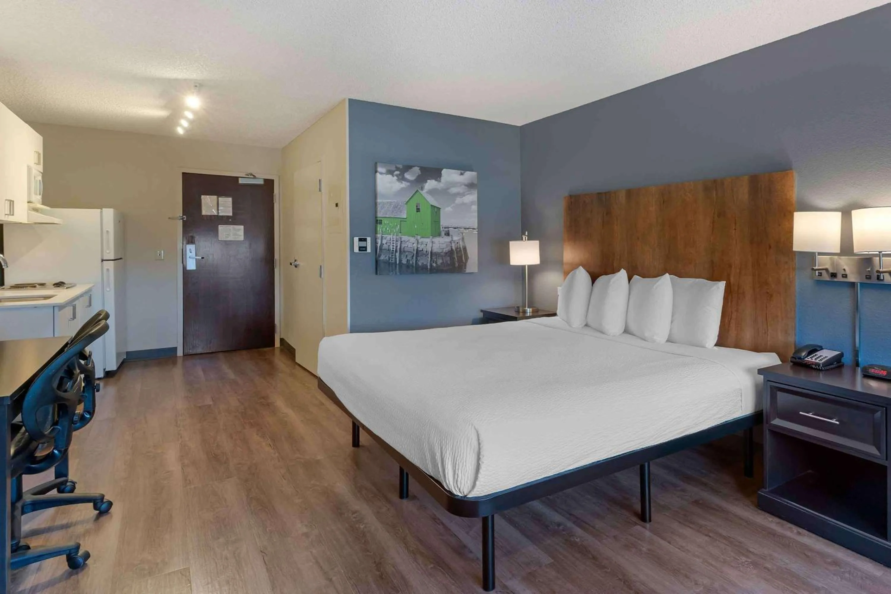 Bedroom, Bed in Extended Stay America Suites - Washington, DC - Centreville - Manassas