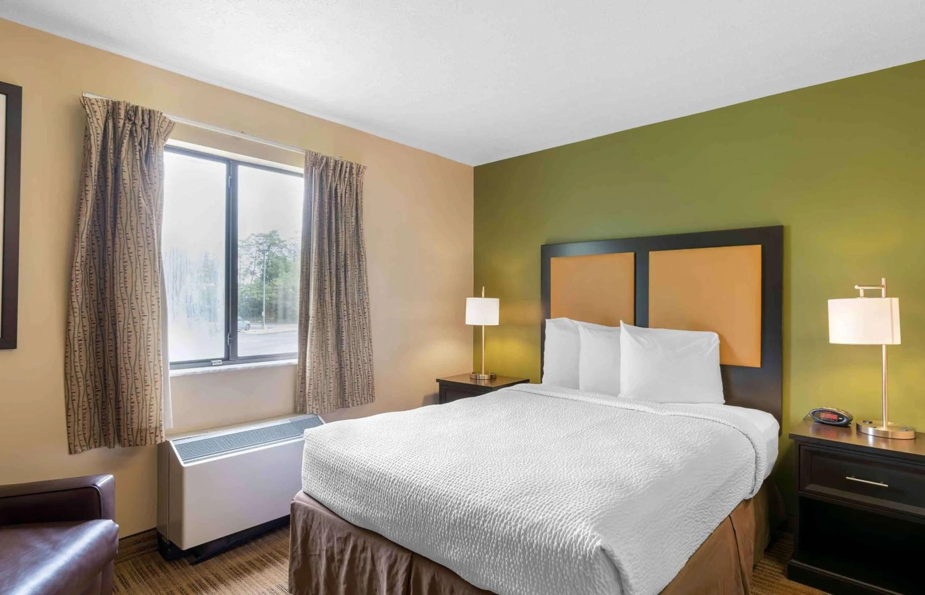 Bedroom, Bed in Extended Stay America Select Suites - Columbia - Gateway Drive