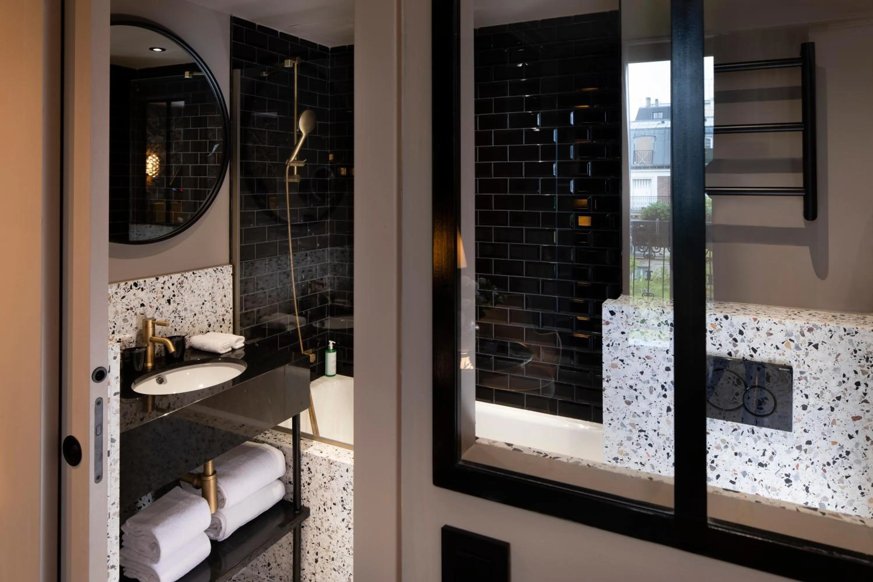 Bathroom, Bed in Rayz Eiffel