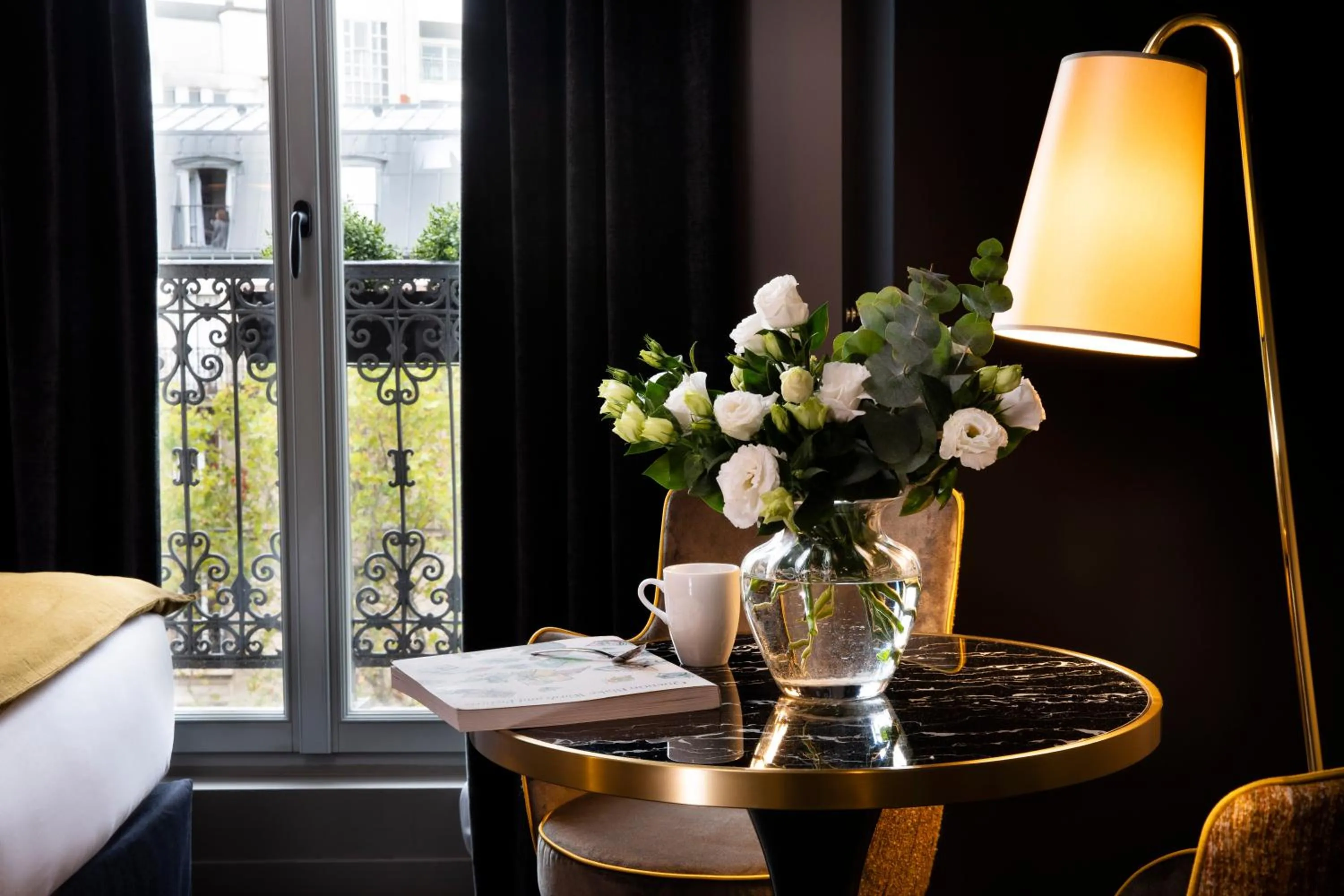 Decorative detail in Rayz Eiffel