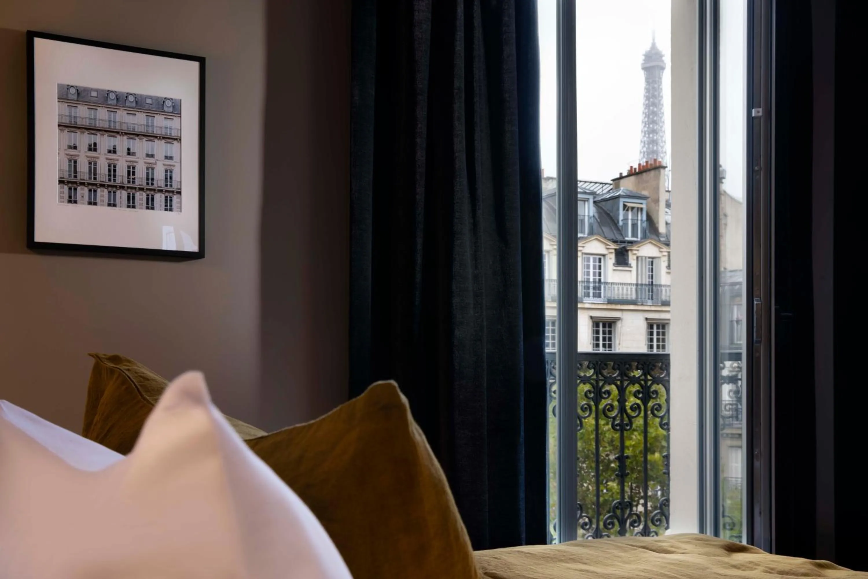City view, Bed in Rayz Eiffel