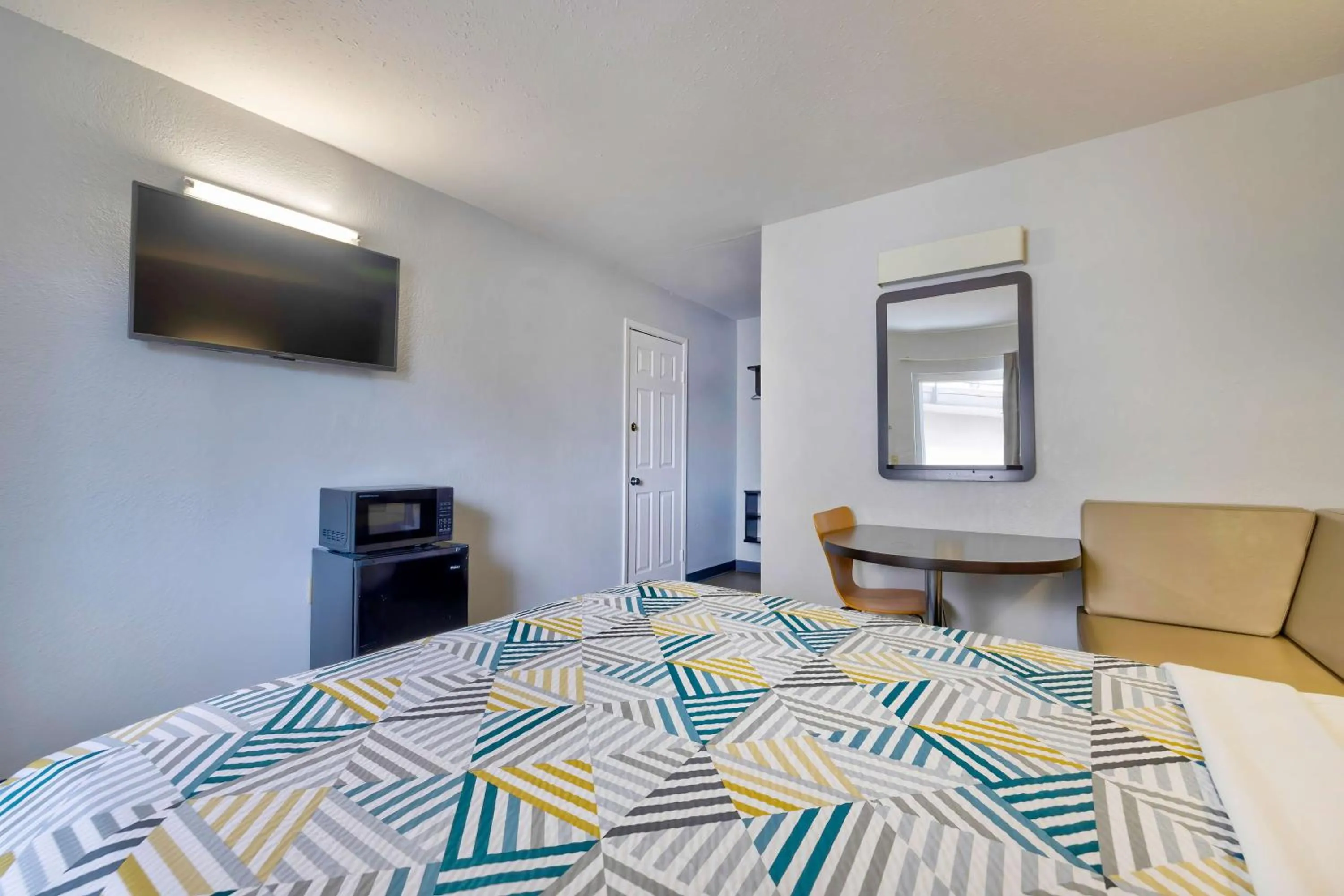 Bedroom, Bed in Motel 6-Oshkosh, WI