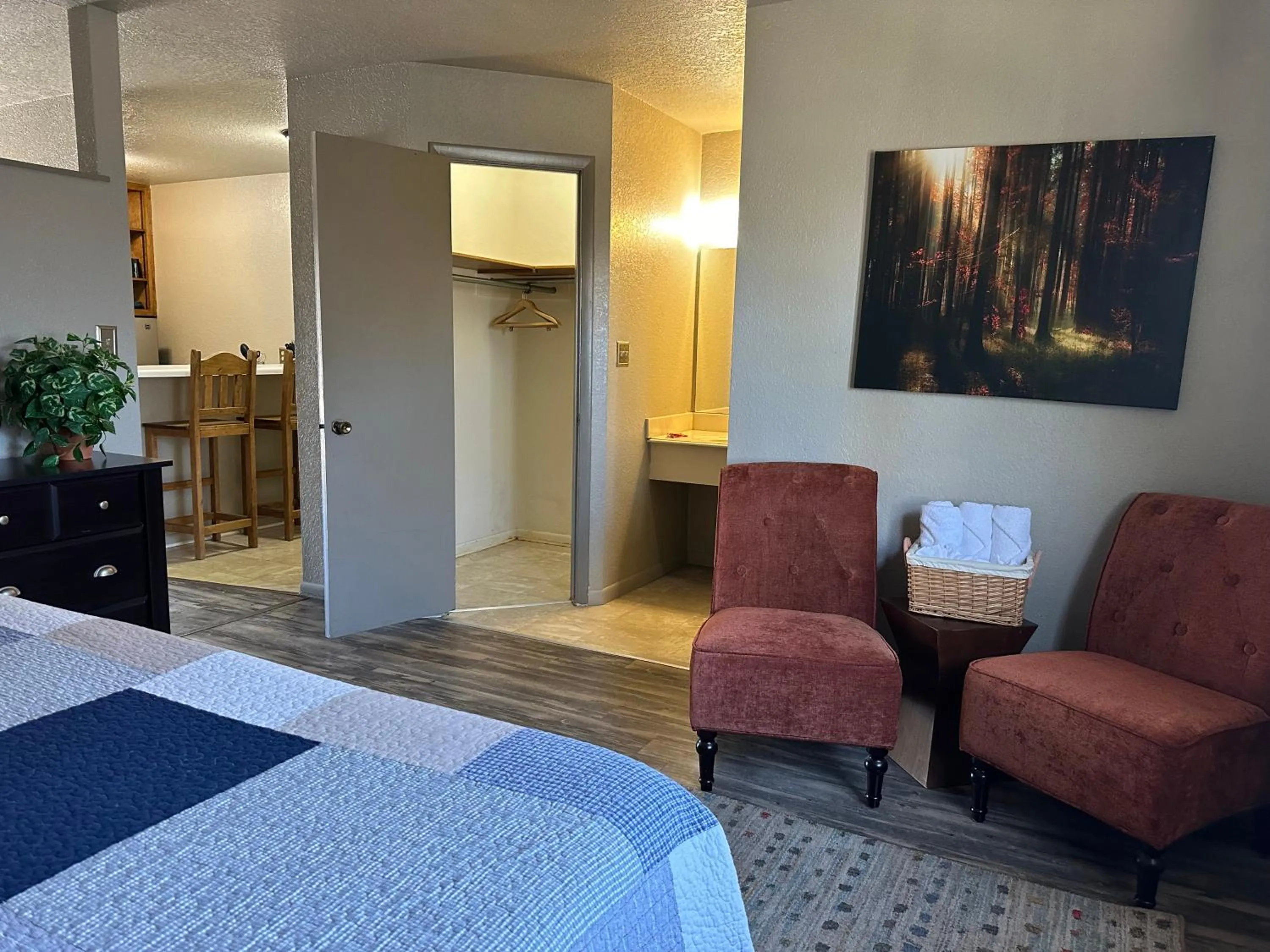 Bed in Sunset Inn and Suites