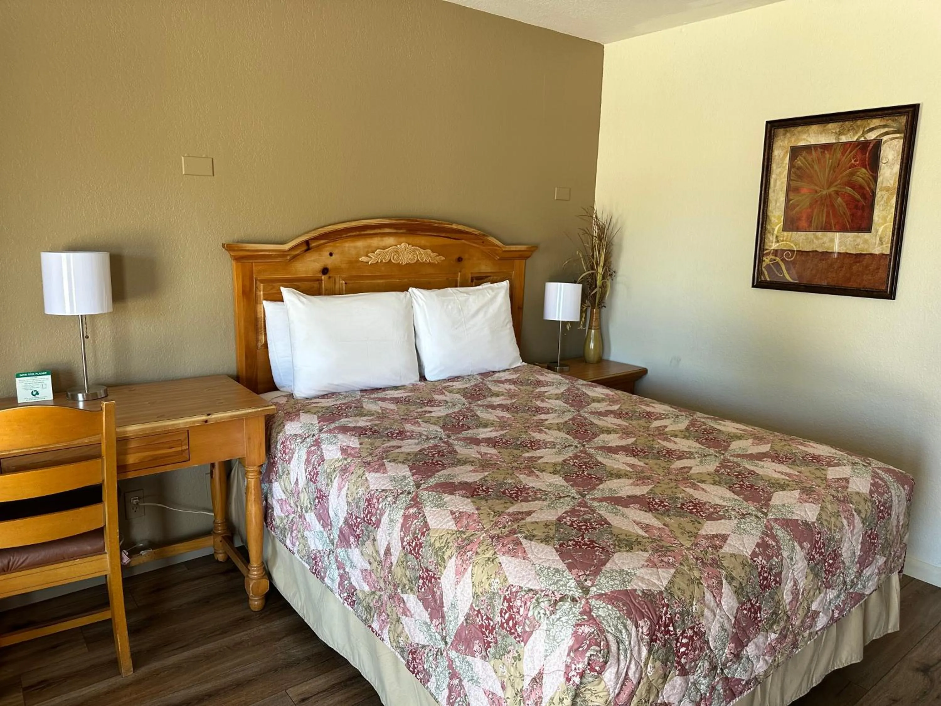 Bed in Sunset Inn and Suites