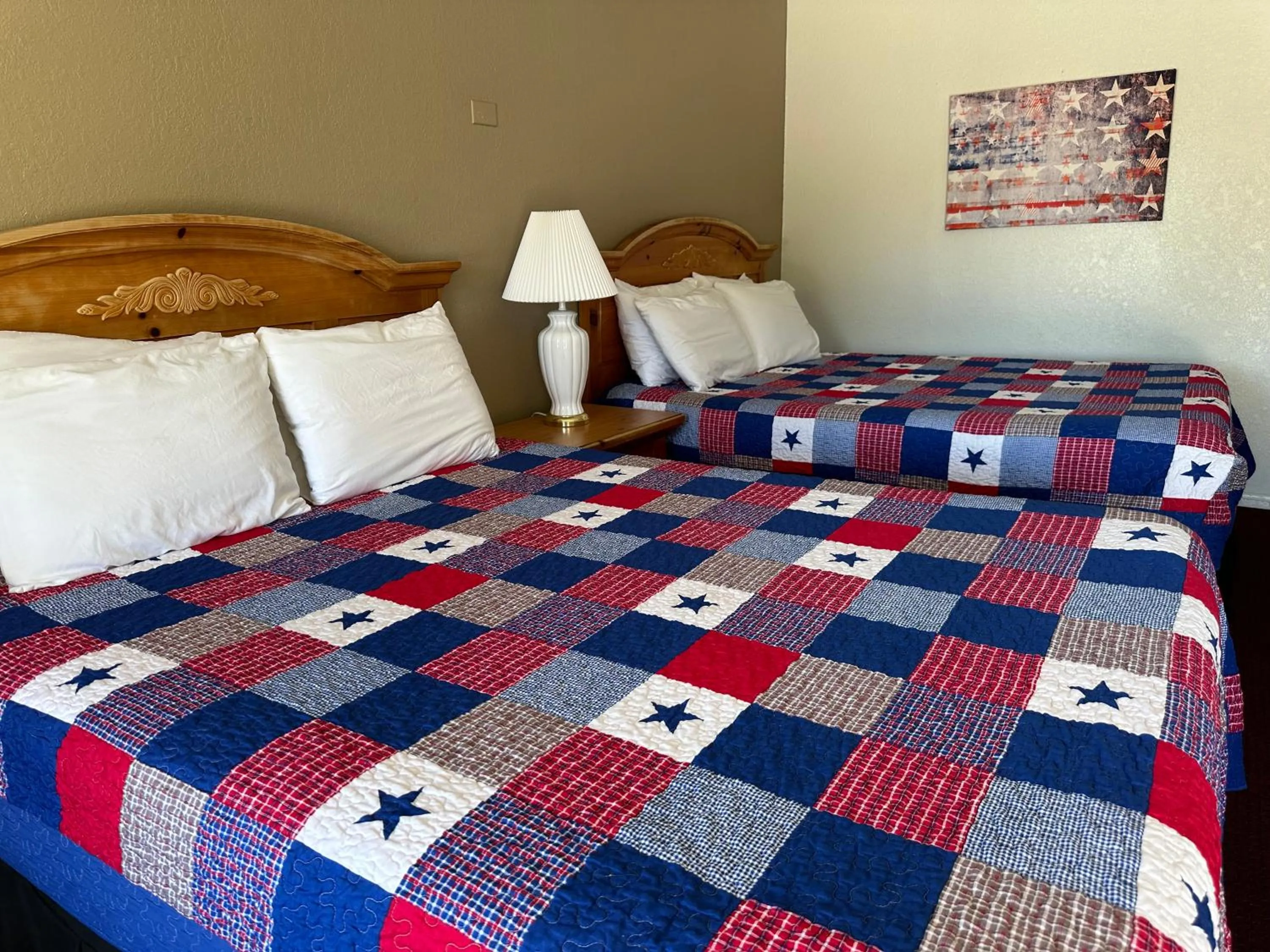 Bed in Sunset Inn and Suites