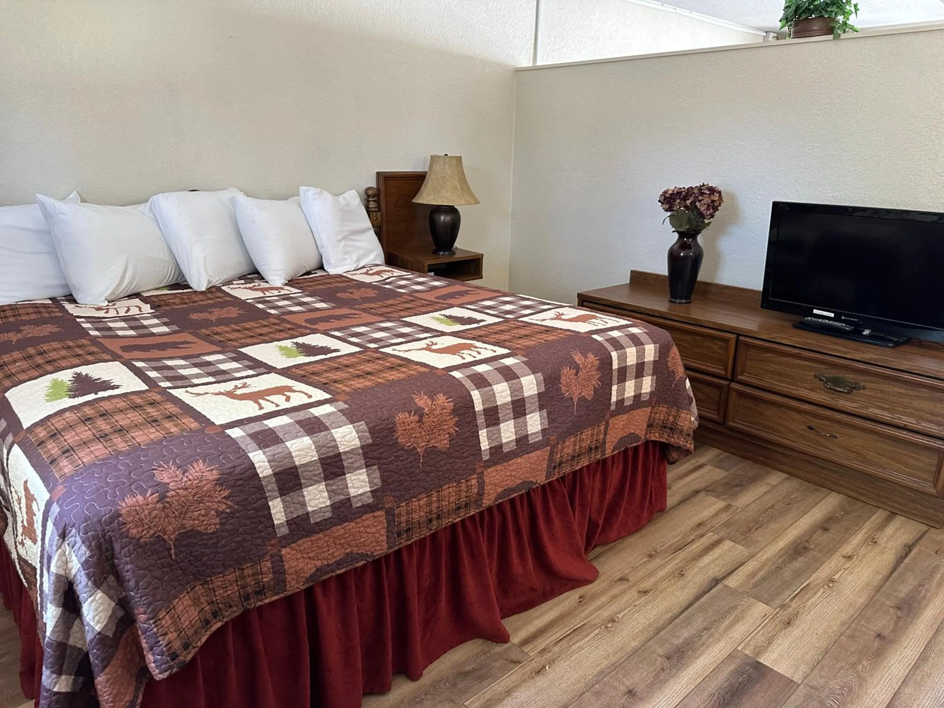 Bed in Sunset Inn and Suites