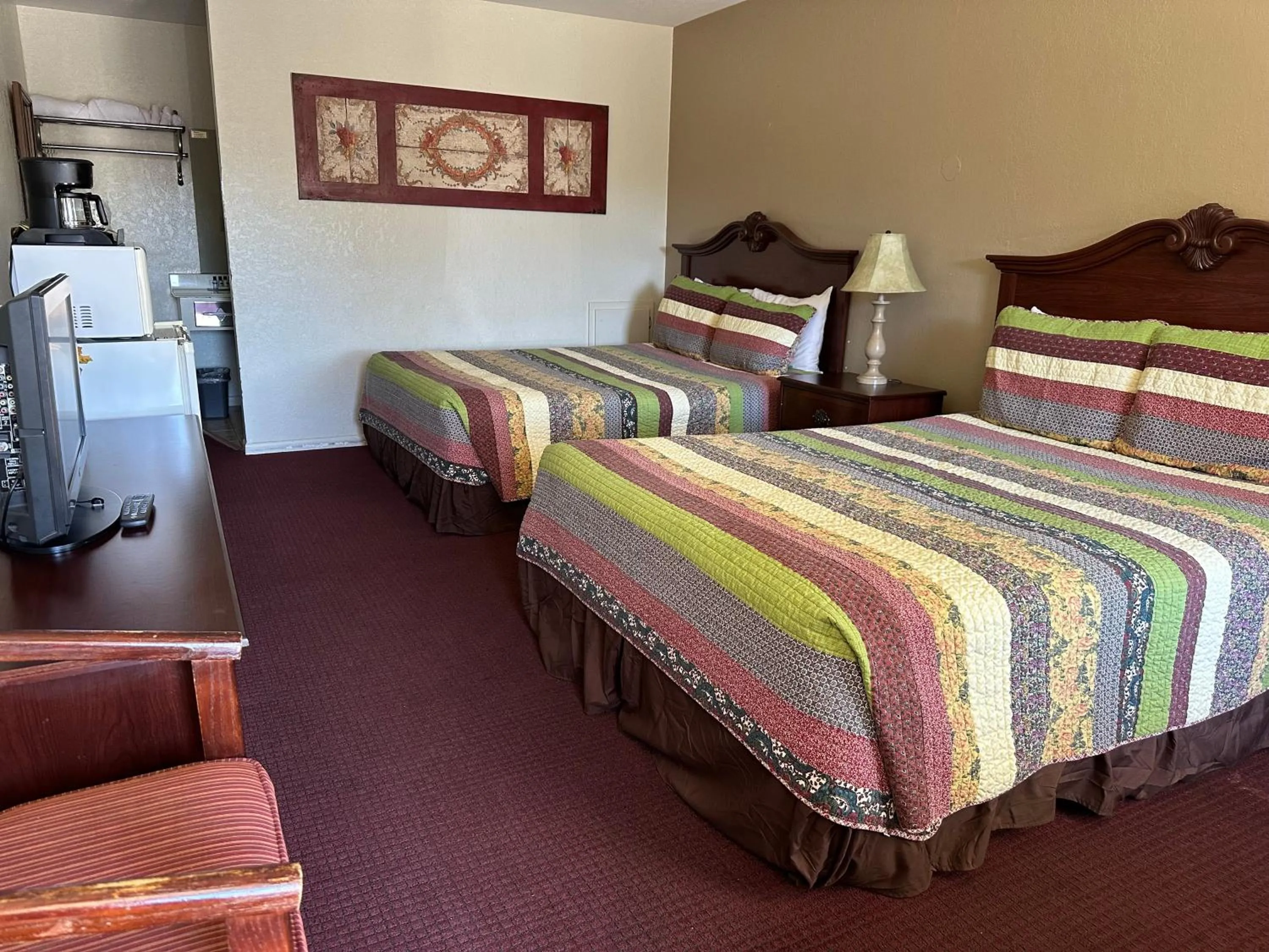 Bed in Sunset Inn and Suites