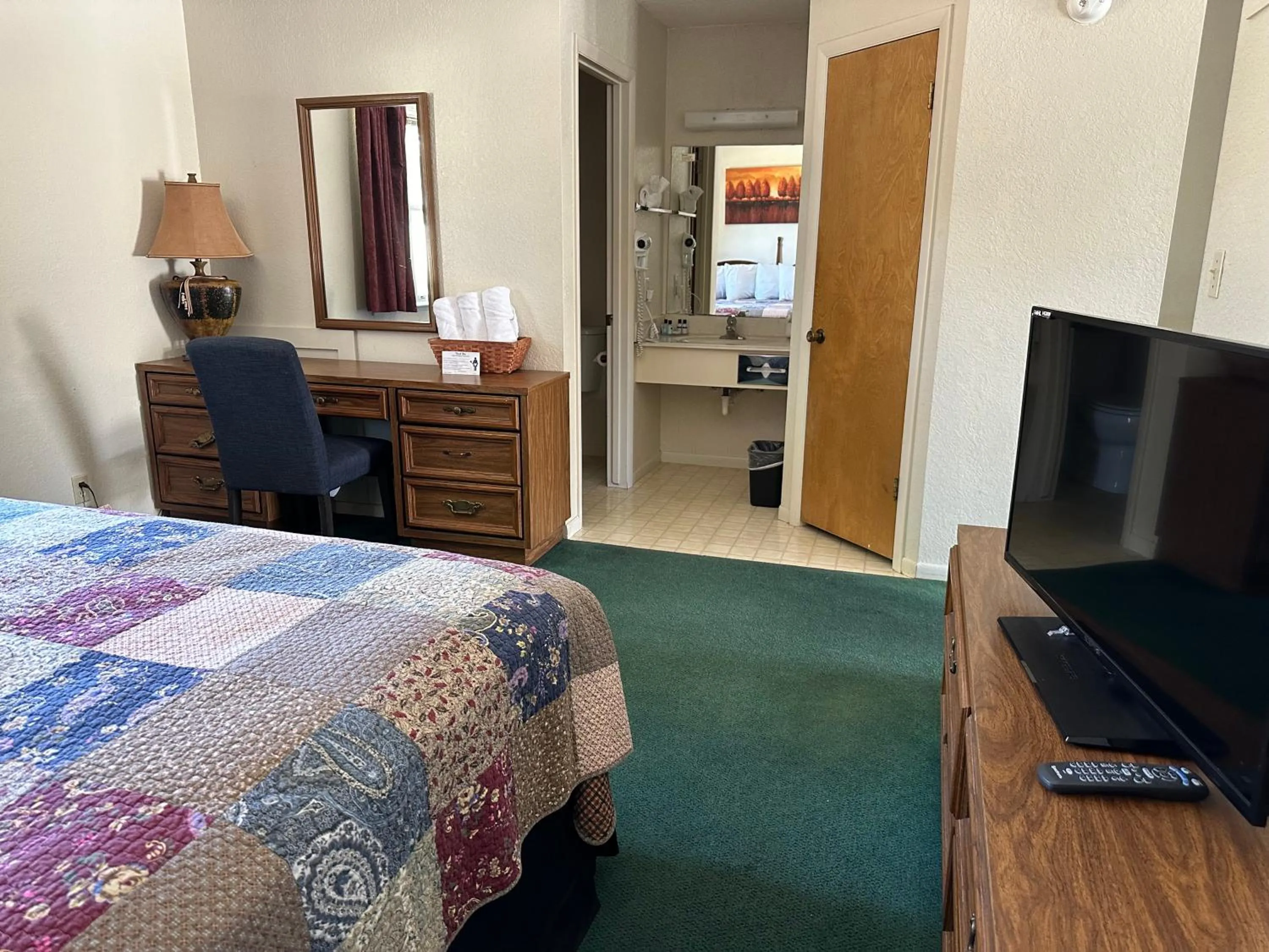 Bed in Sunset Inn and Suites