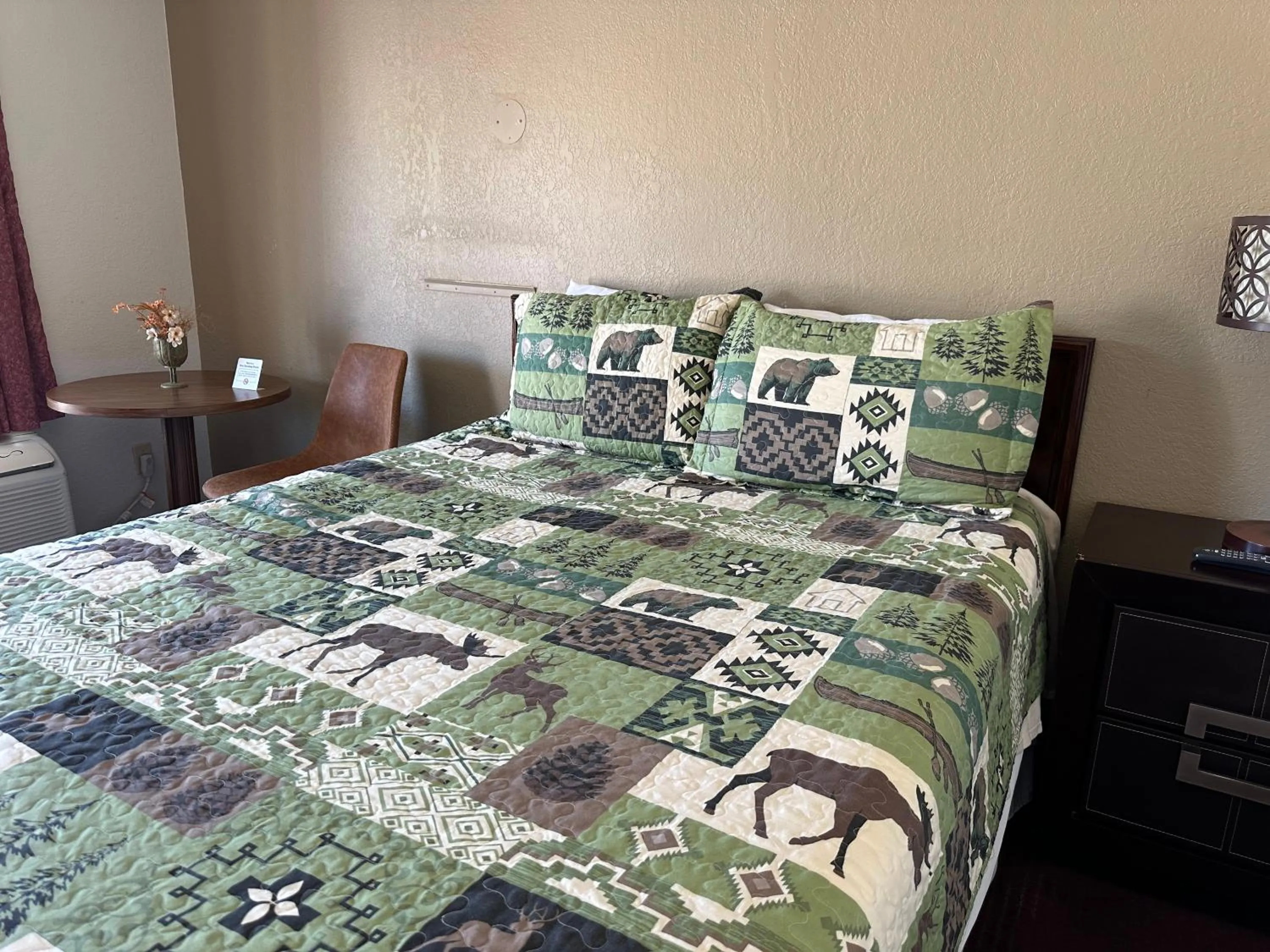 Bed in Sunset Inn and Suites