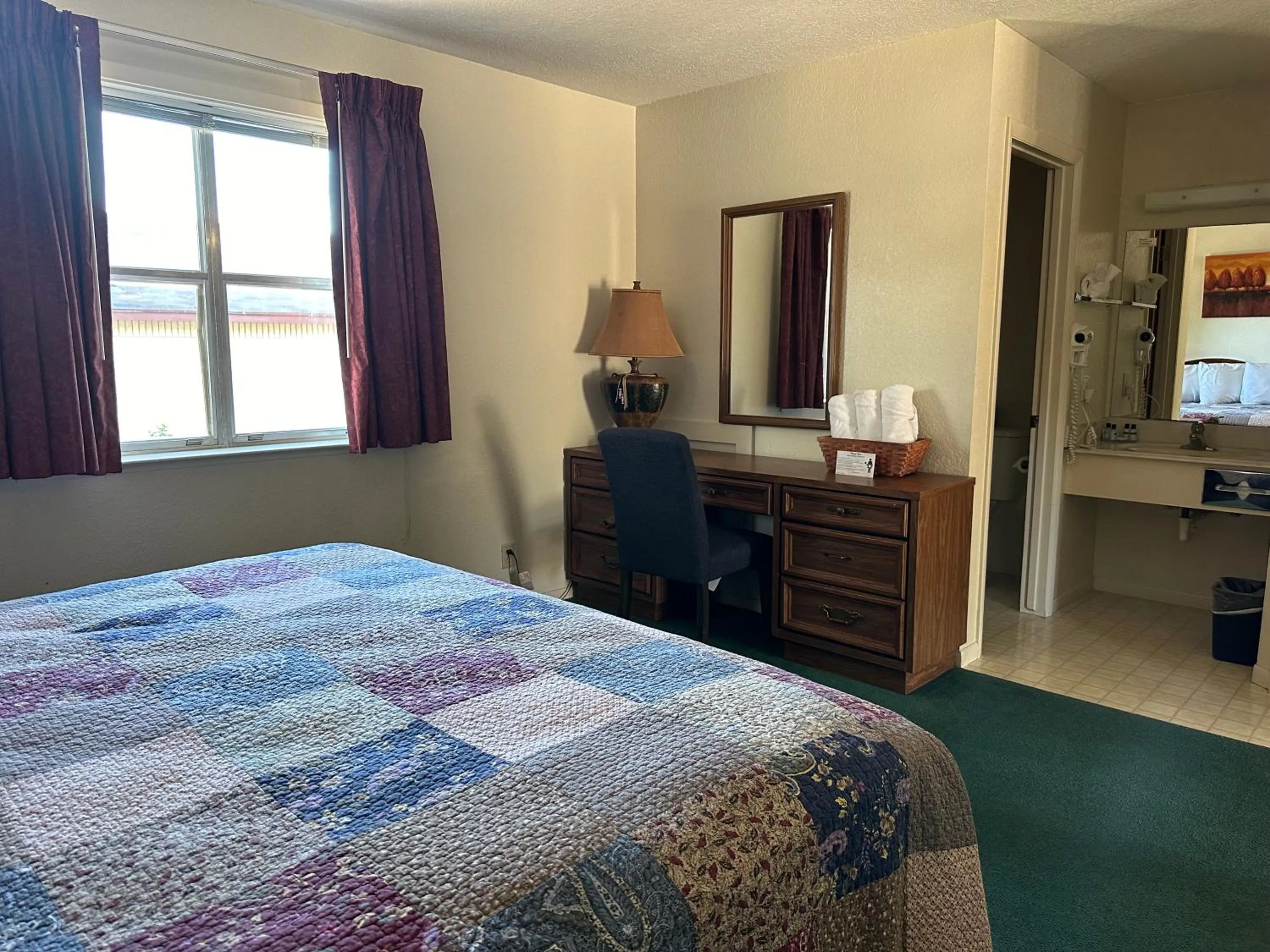 Bed in Sunset Inn and Suites