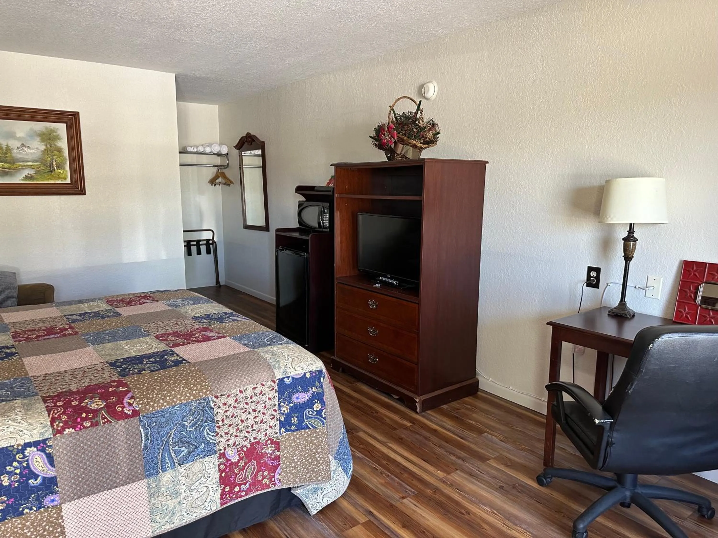 Bed in Sunset Inn and Suites